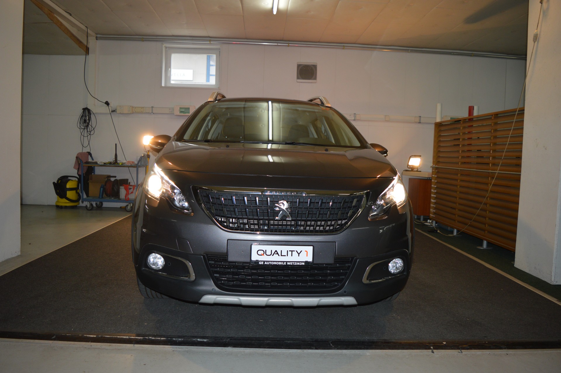 PEUGEOT 2008 1.2 PureTech Allure EAT6-showroom-element-2