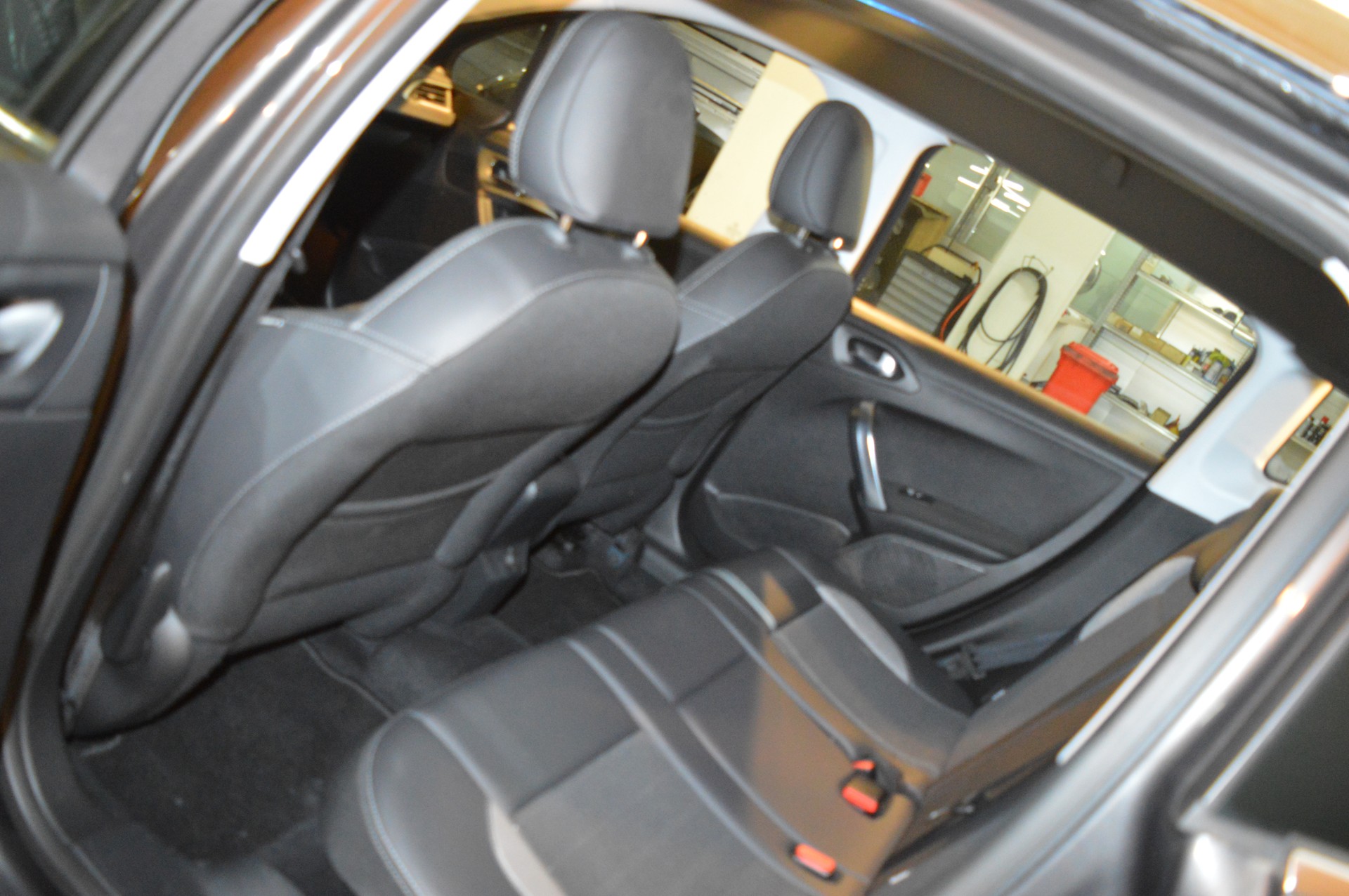 PEUGEOT 2008 1.2 PureTech Allure EAT6-image-16