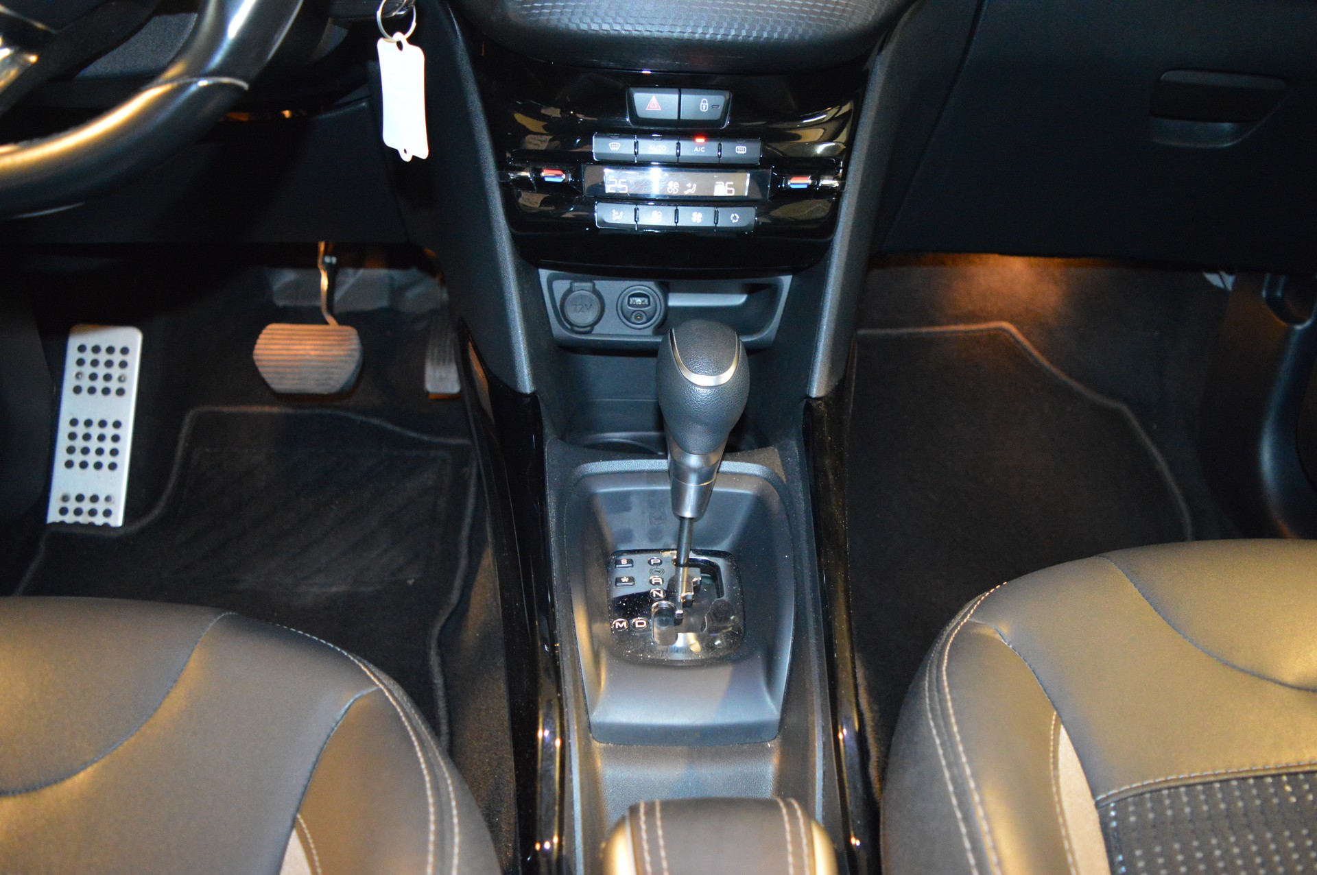 PEUGEOT 2008 1.2 PureTech Allure EAT6-image-17