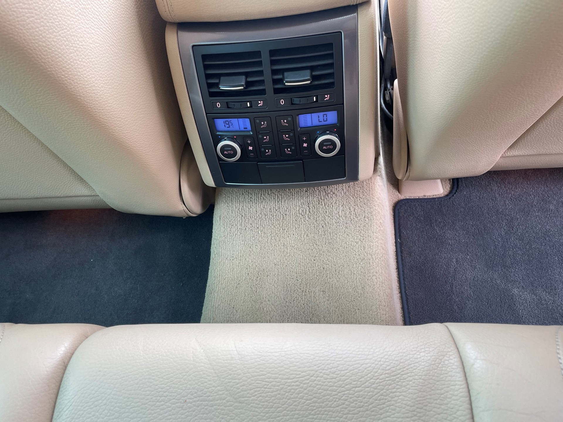 VW Touareg 5.0 TDI V10 Automatic-image-8
