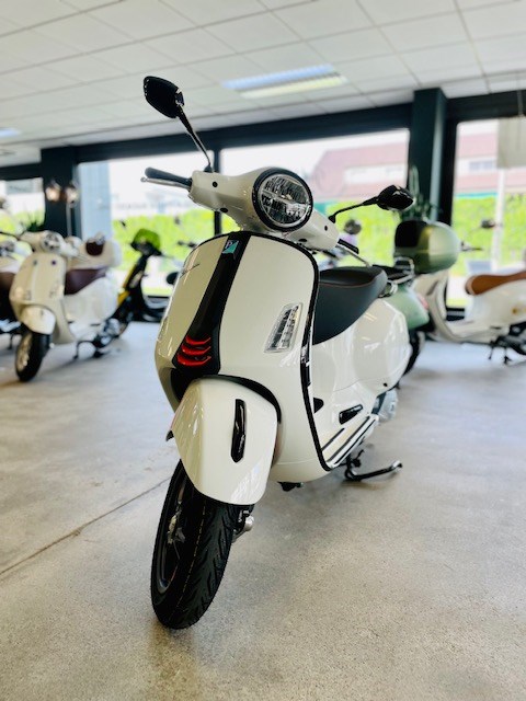 PIAGGIO Vespa GTS 125 Super Sport ABS-showroom-element-1