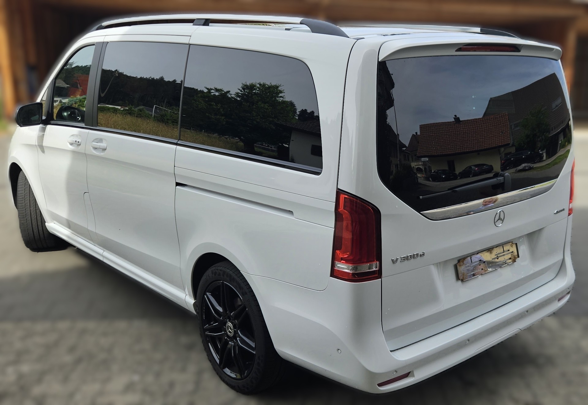 MERCEDES-BENZ V 300 d lang Swiss Edition 4Matic 9G-Tronic-image-3