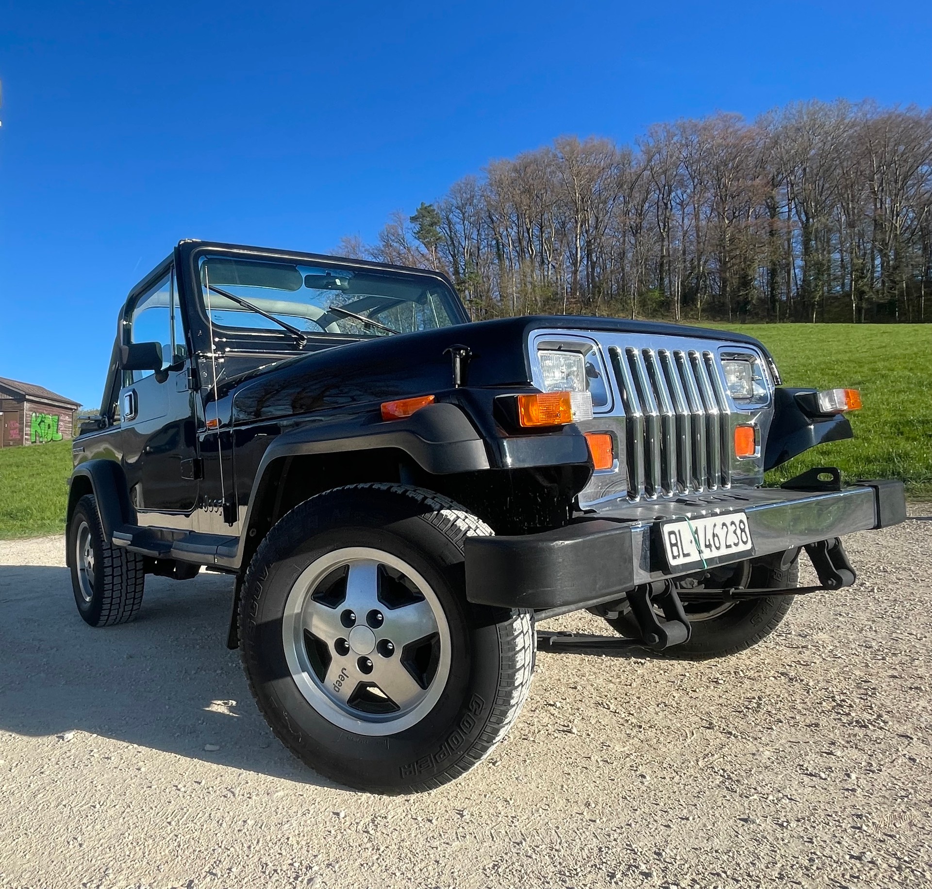 JEEP Wrangler 2.5 Laredo-image-0