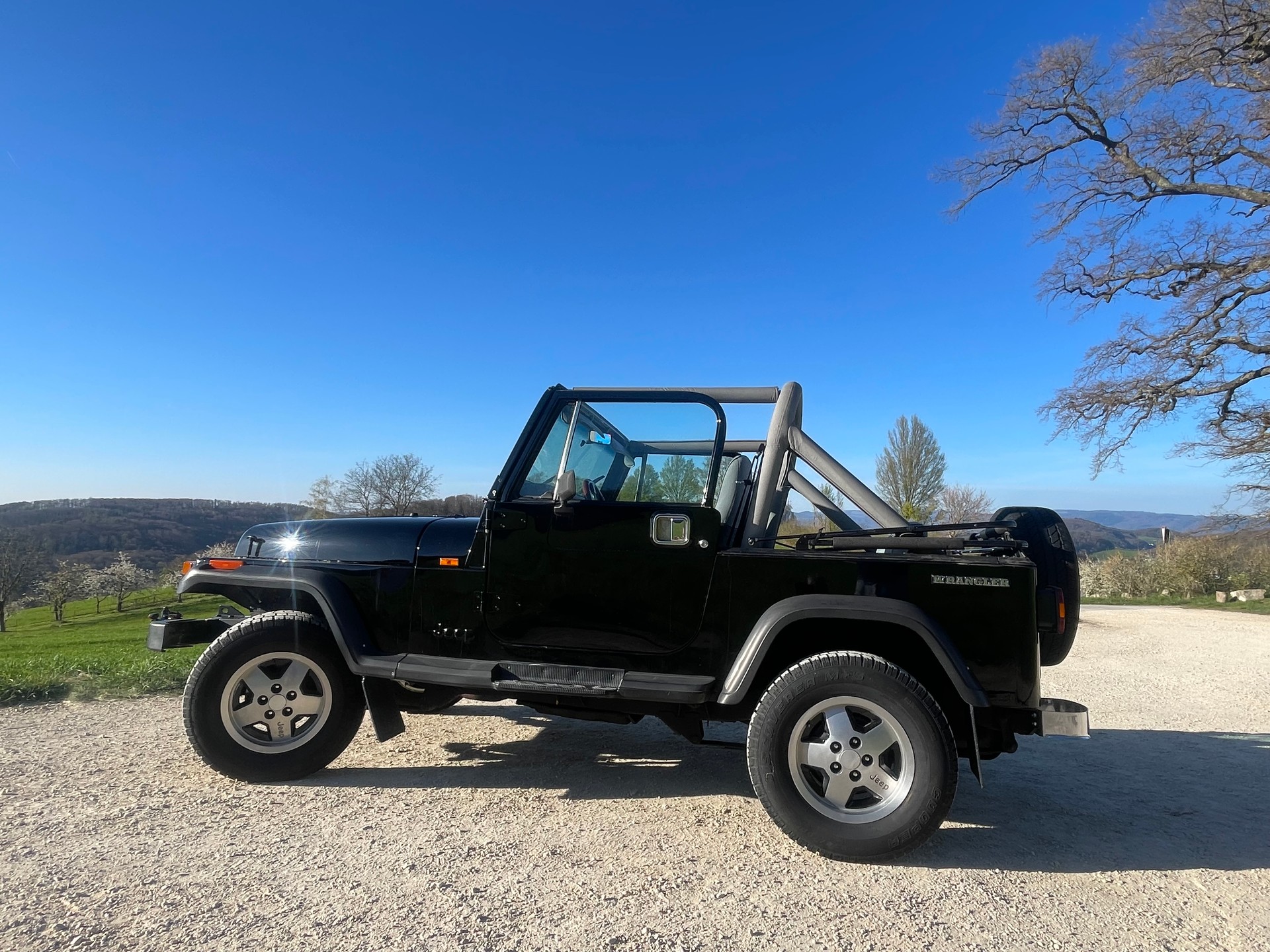 JEEP Wrangler 2.5 Laredo-image-1