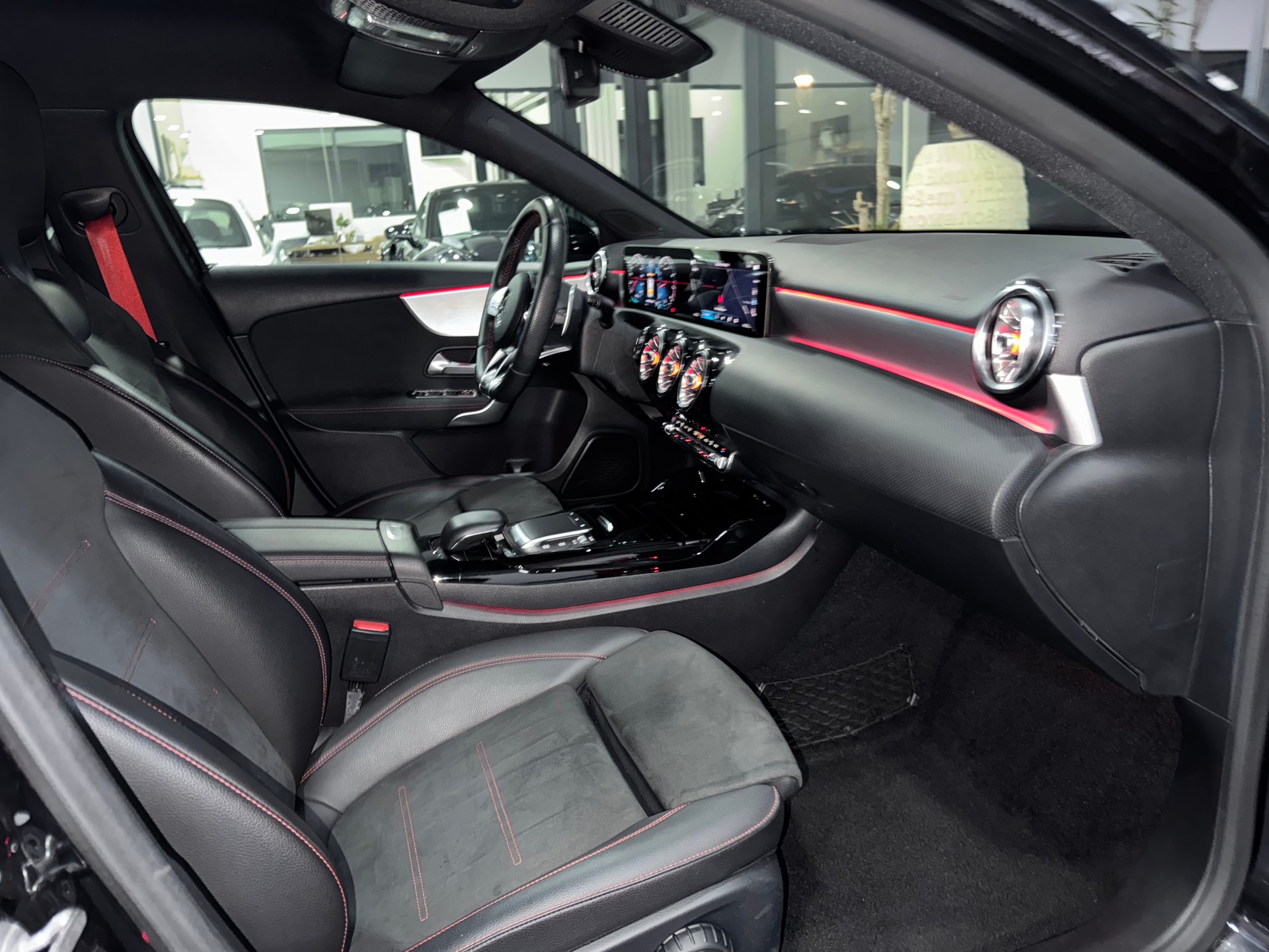 MERCEDES-BENZ A 35 AMG 4Matic Speedshift-image-10
