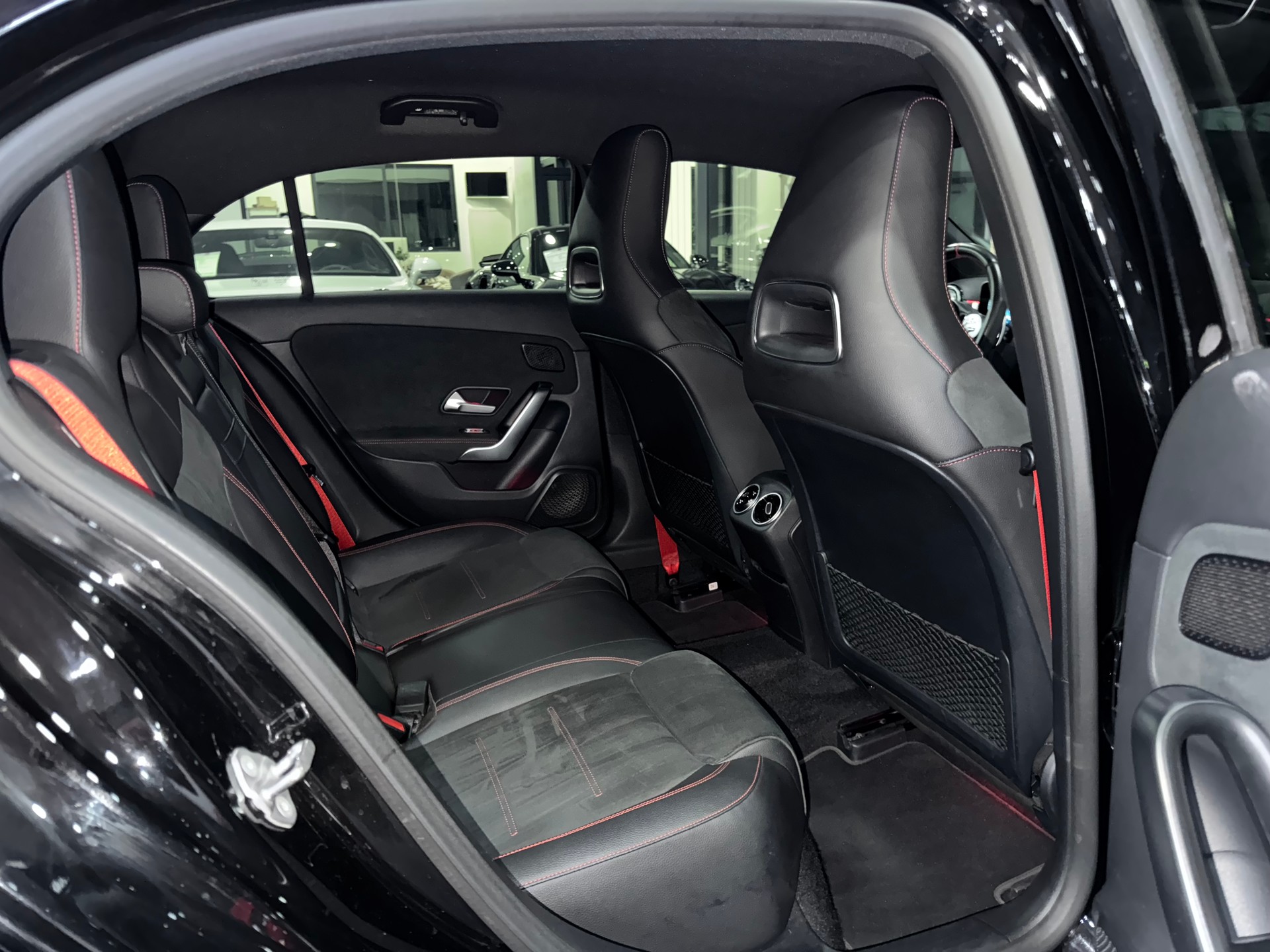 MERCEDES-BENZ A 35 AMG 4Matic Speedshift-image-12