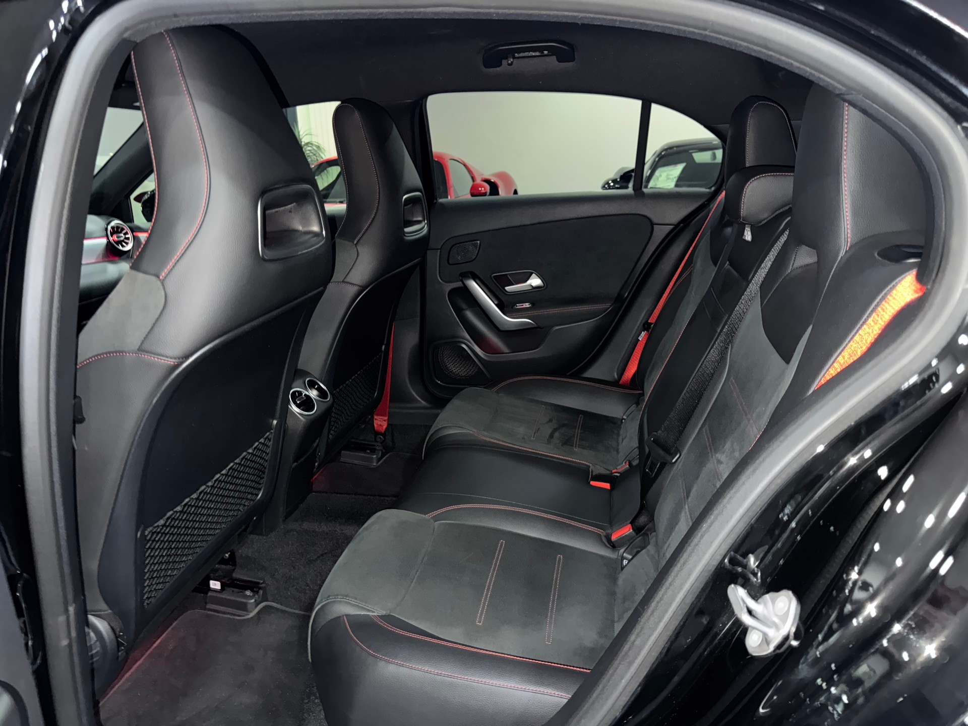 MERCEDES-BENZ A 35 AMG 4Matic Speedshift-image-11
