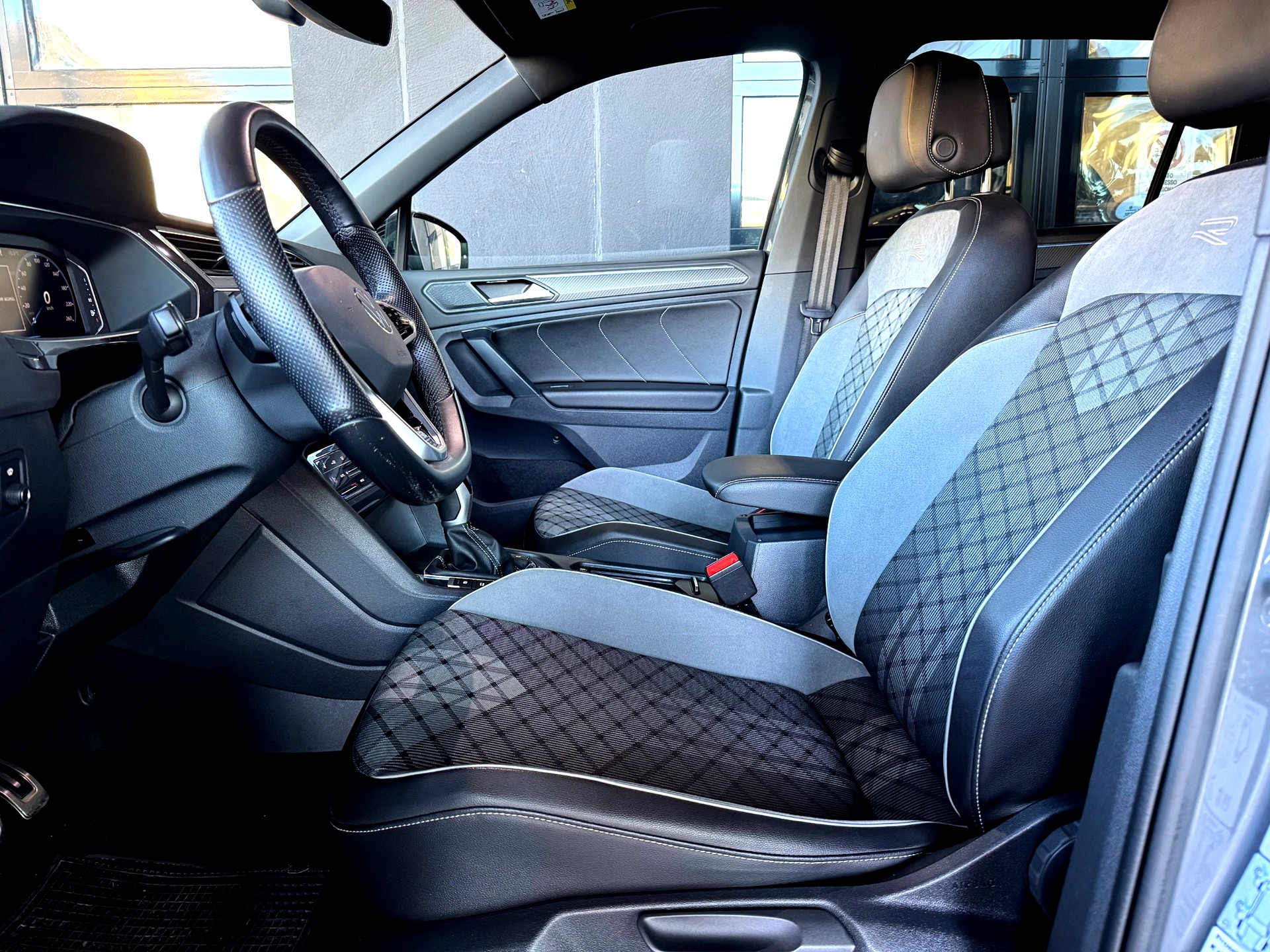 VW Tiguan 2.0TSI R-Line 4Motion DSG-image-6