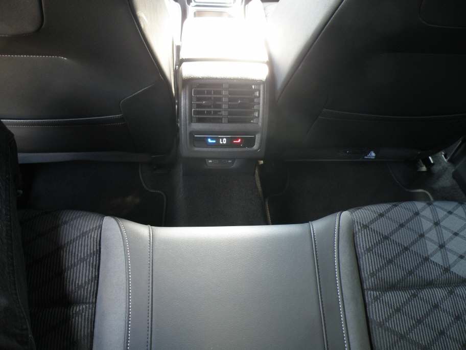 VW Golf VIII 2.0 TDI R-Line DSG 4motion-image-6