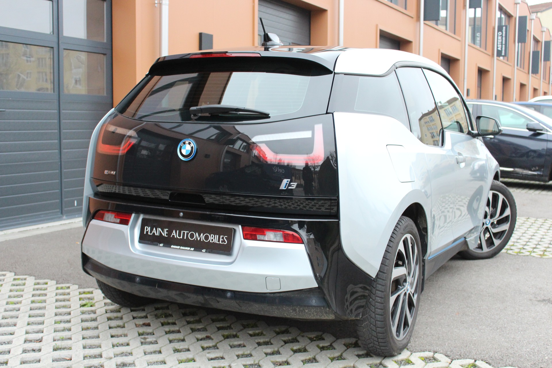 BMW i3 (60Ah) Range Extender - "Véhicule CH * 8 Roues * Harman&Kardon * Essence/Electrique * Expertisé du jour"-image-4