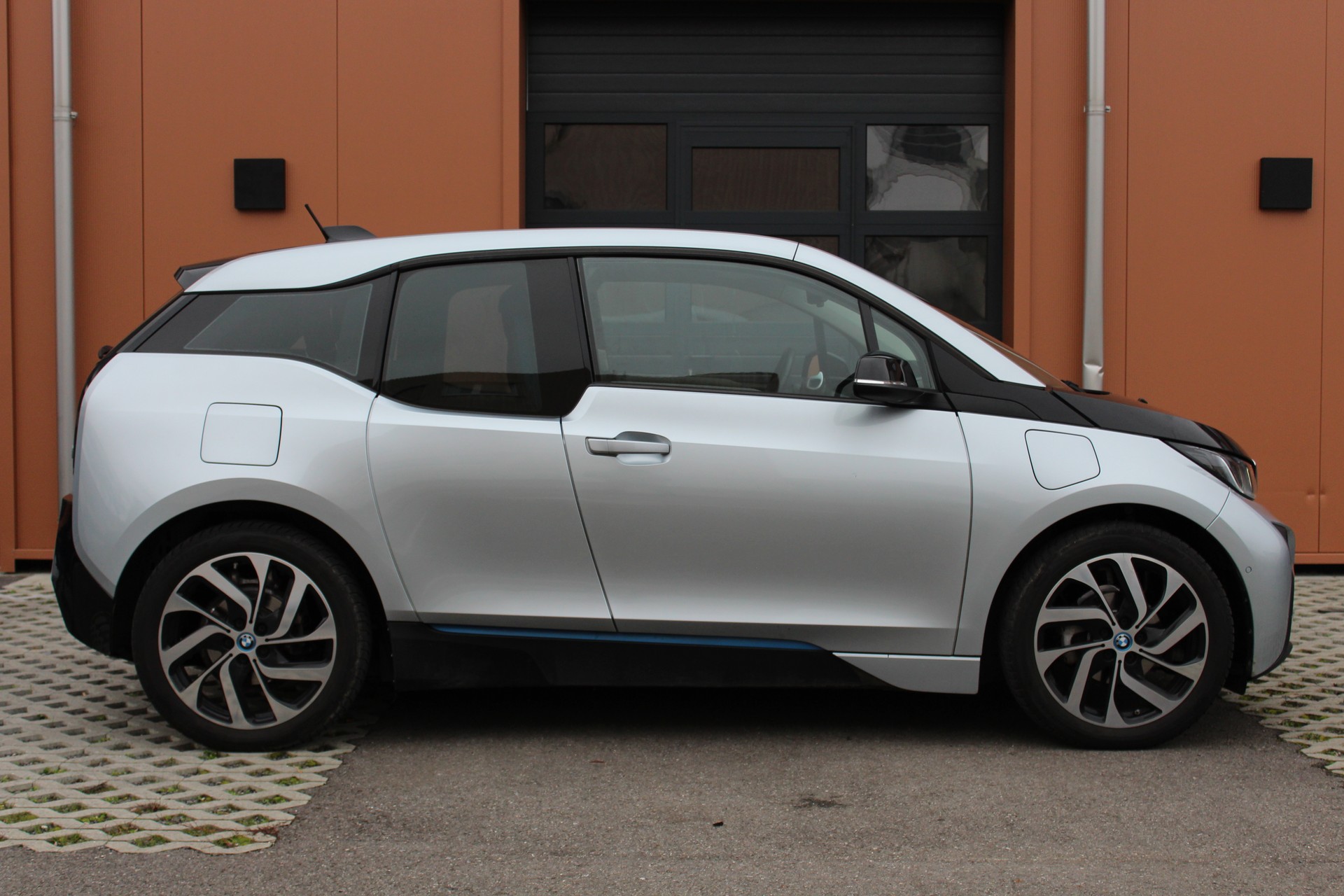 BMW i3 (60Ah) Range Extender - "Véhicule CH * 8 Roues * Harman&Kardon * Essence/Electrique * Expertisé du jour"-image-3