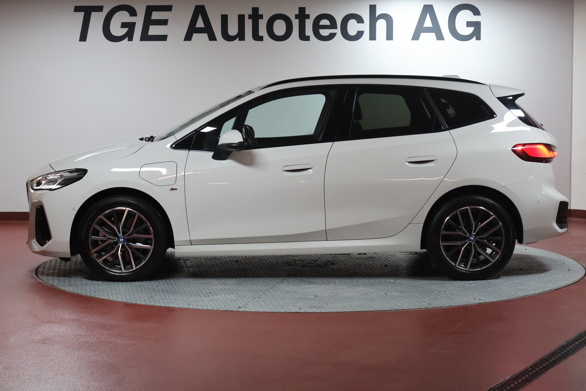 BMW 230e xDrive Active Tourer M Sport-image-3