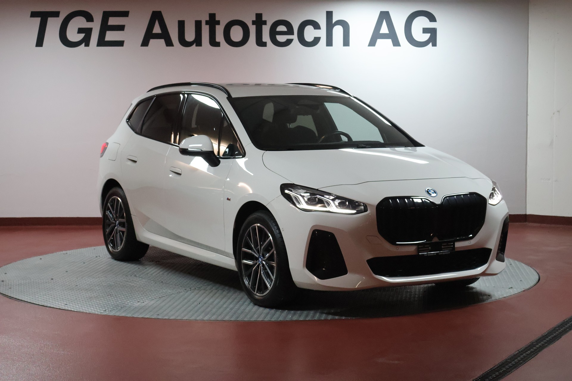 BMW 230e xDrive Active Tourer M Sport-image-2