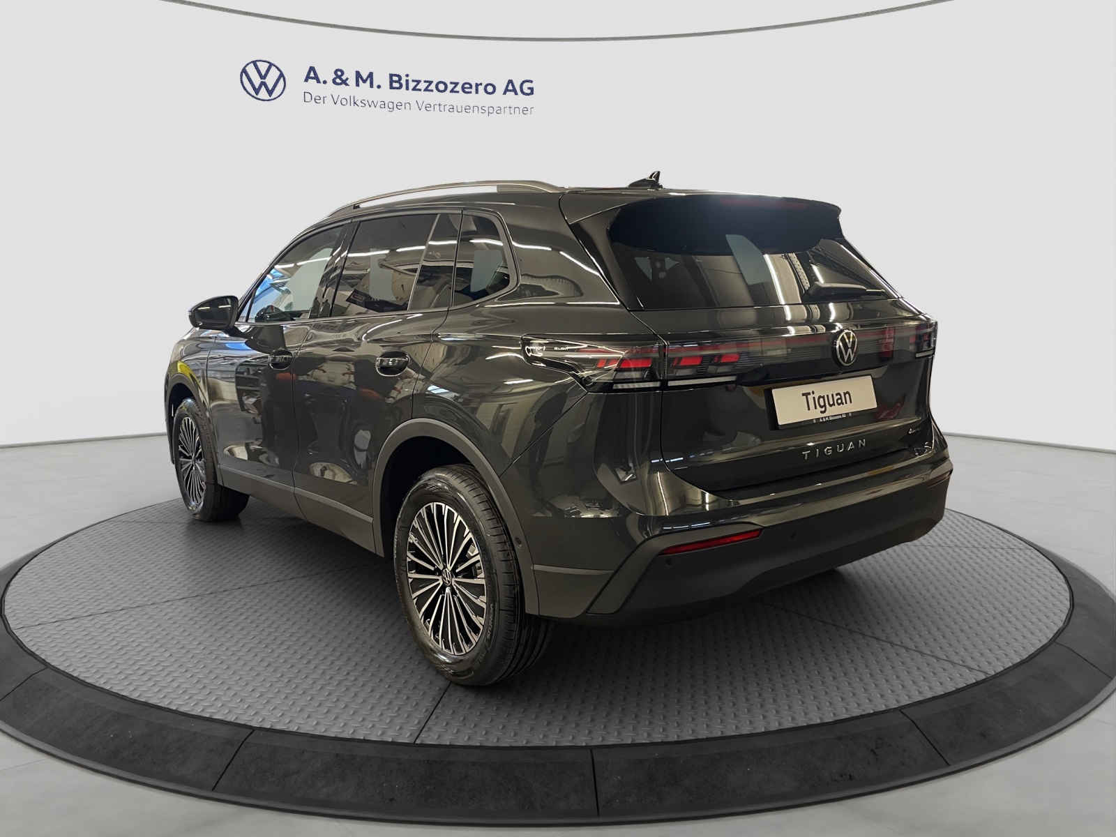 VW Tiguan 2.0 TSI DSG Life 4Motion-image-2