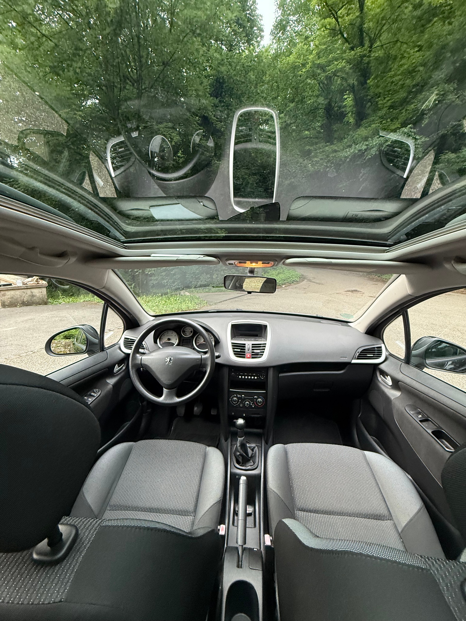 PEUGEOT 207 SW 1.4 16V Millesim 200-image-13