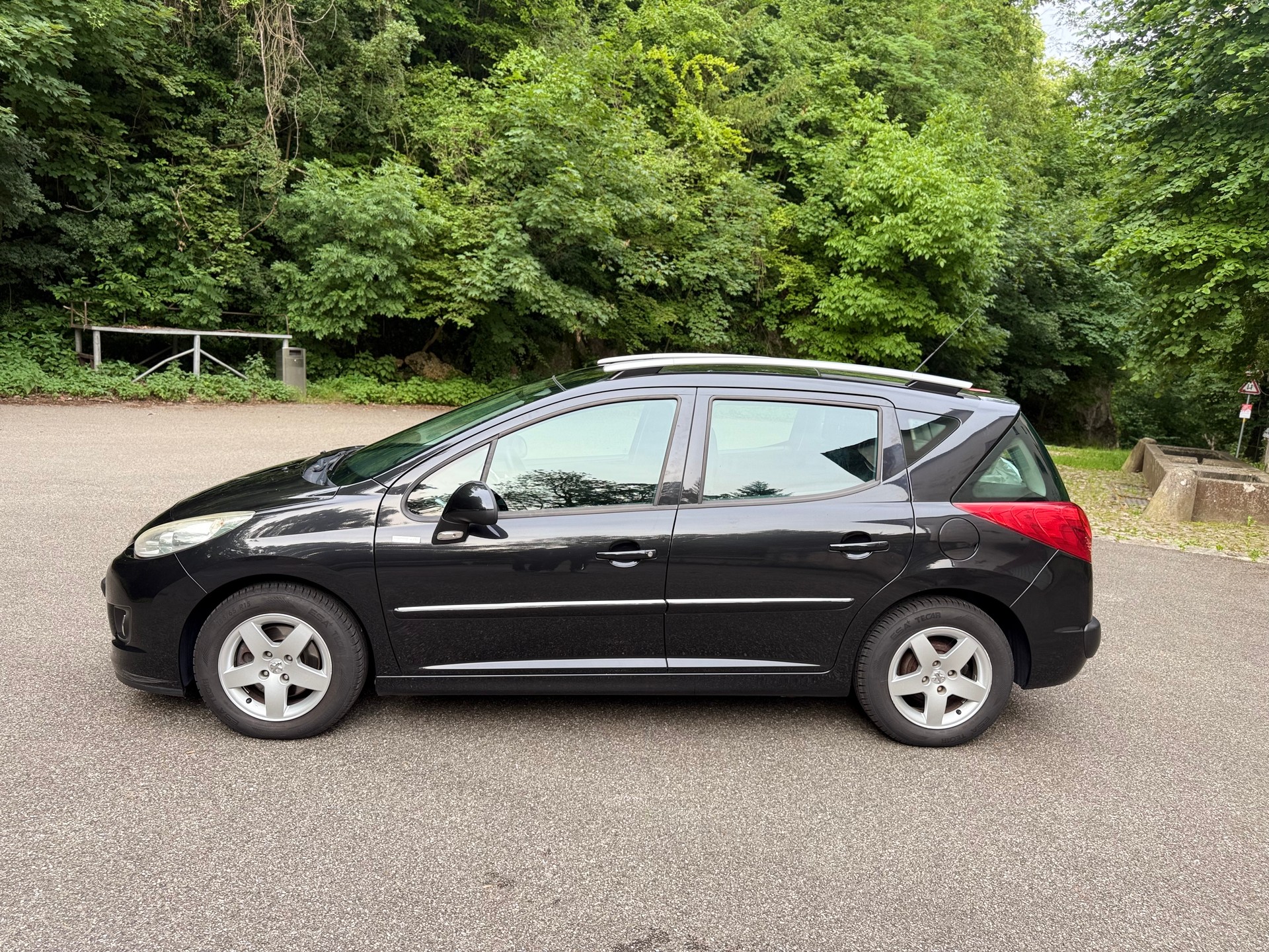 PEUGEOT 207 SW 1.4 16V Millesim 200-image-3