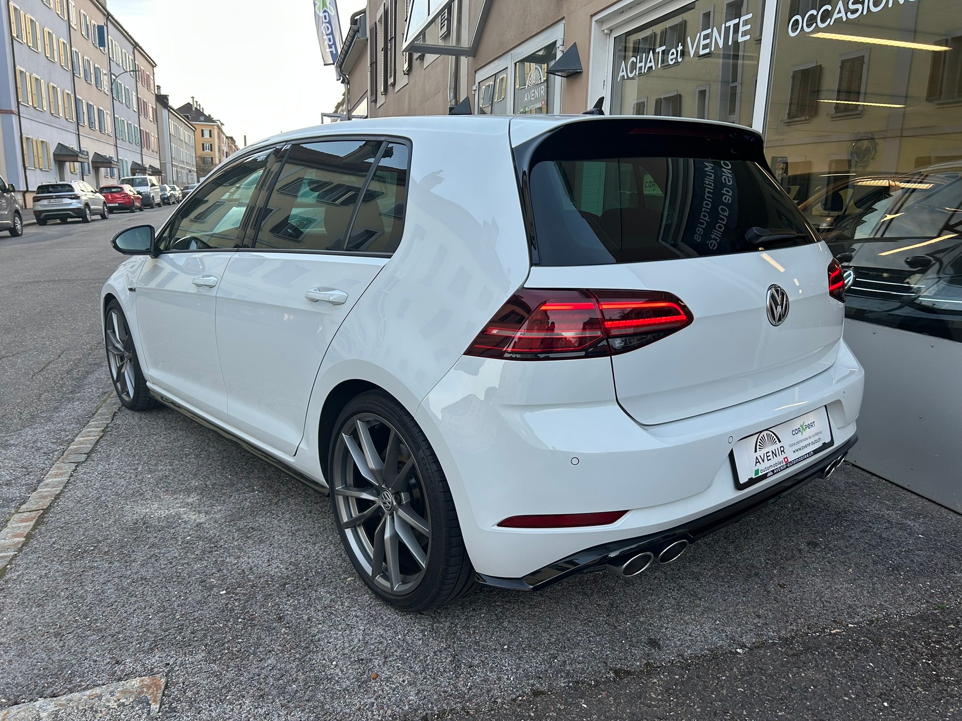 VW Golf VII 2.0 TSI R DSG 4Motion-image-2