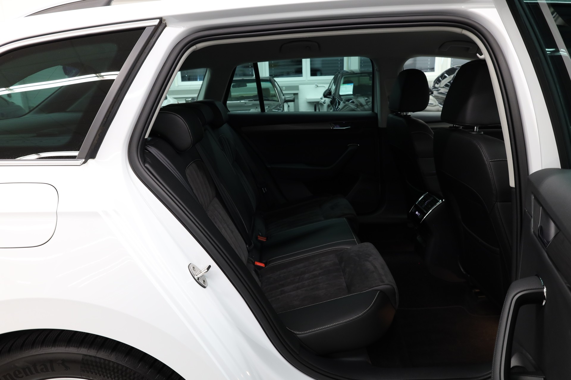SKODA Superb Combi 2.0 TDI 190 Style 4x4 DSG-image-27