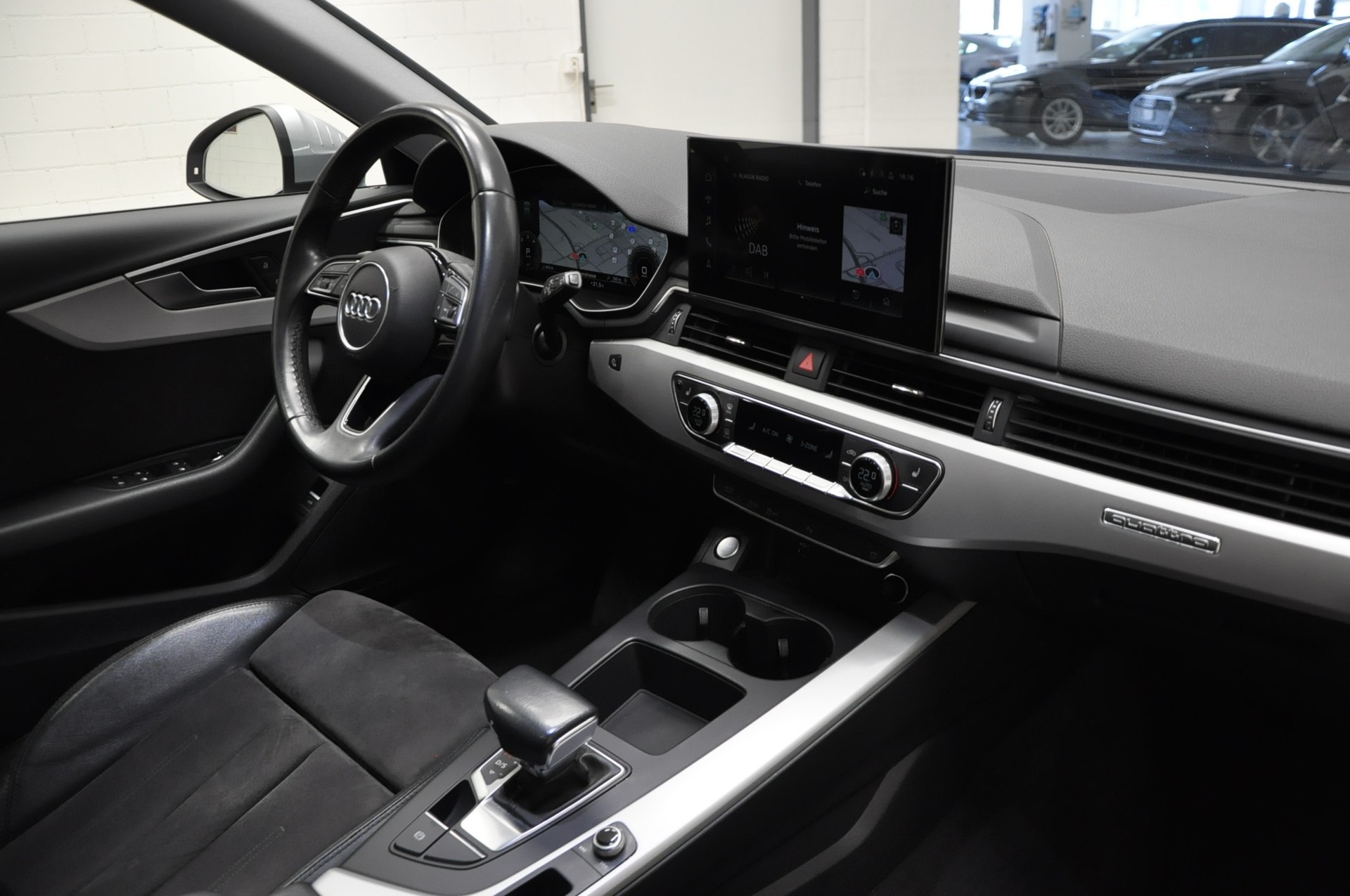 AUDI A4 Avant 40 TDI Attraction quattro S-tronic-image-13