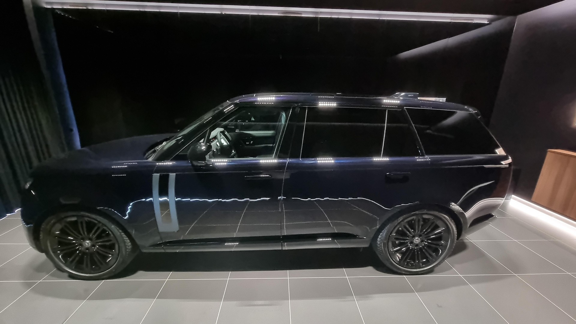 LAND ROVER Range Rover 4.4 V8 SV-showroom-element-1