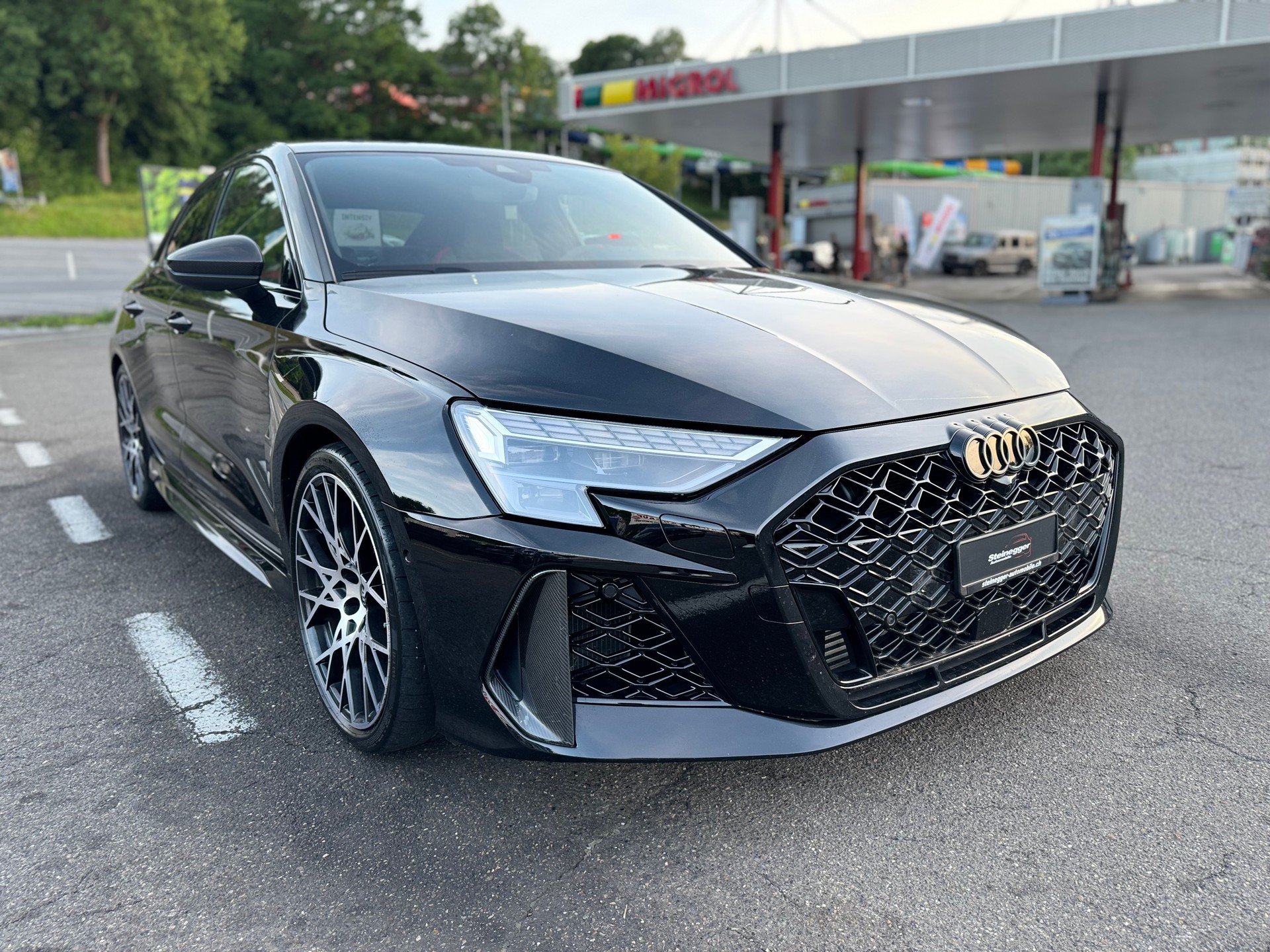 AUDI RS3 Limousine 2.5 TSI quattro S-tronic ° Vollausstattung inkl. Carbon RS Exterieur °-showroom-element-1