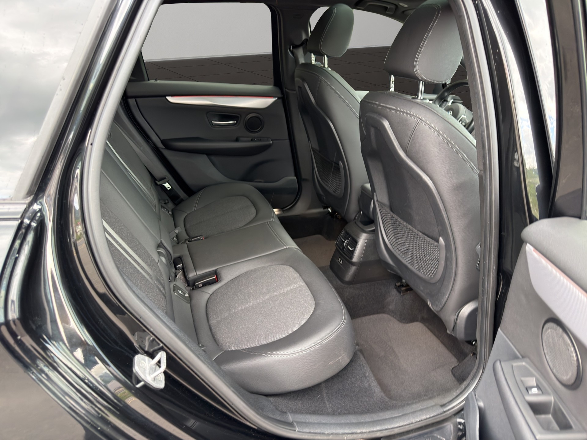 BMW 218d xDrive Active Tourer Steptronic M Sport-image-17