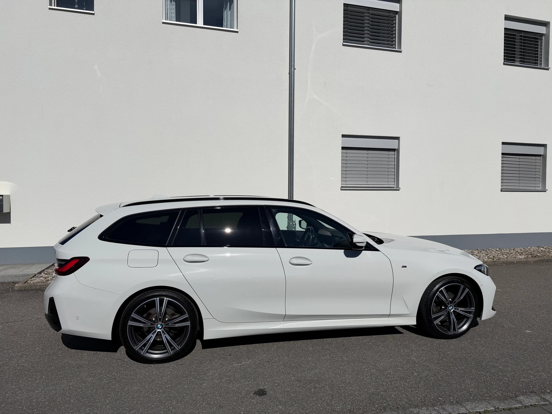 BMW 320d xDrive 48V Touring Steptronic M Sport-image-4