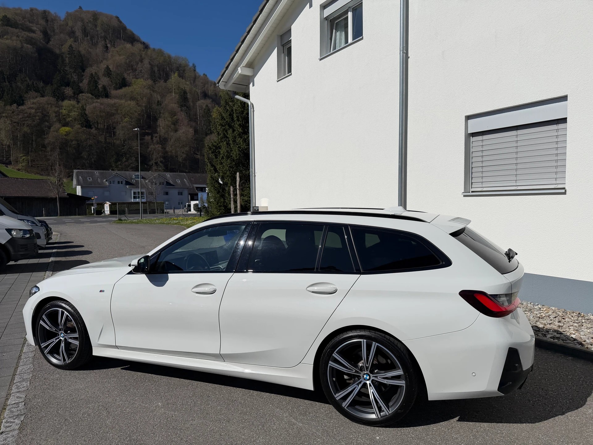BMW 320d xDrive 48V Touring Steptronic M Sport-image-12