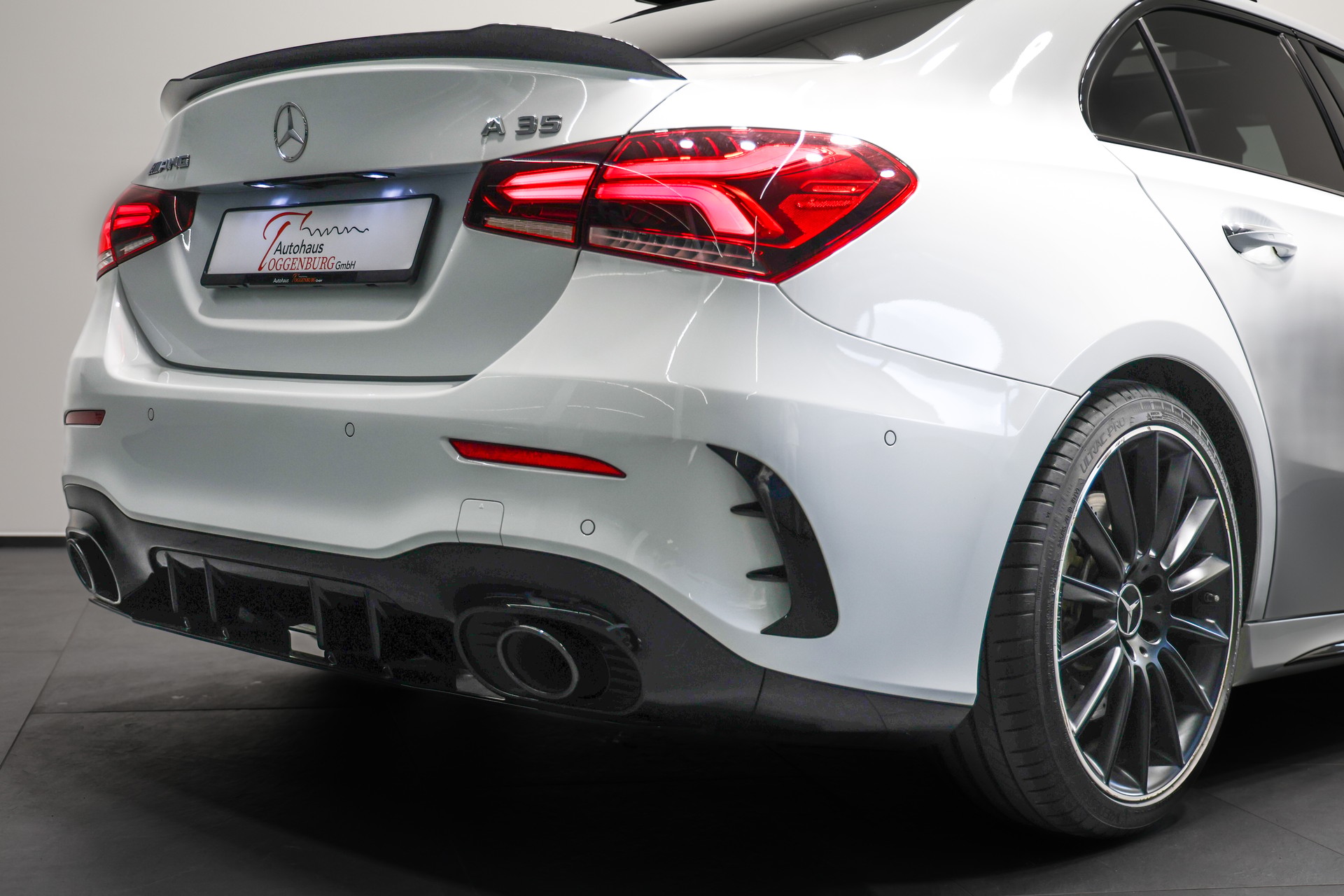 MERCEDES-BENZ A 35 AMG 4Matic Limousine Speedshift *CH-Fahrzeug*Sedan*-image-10