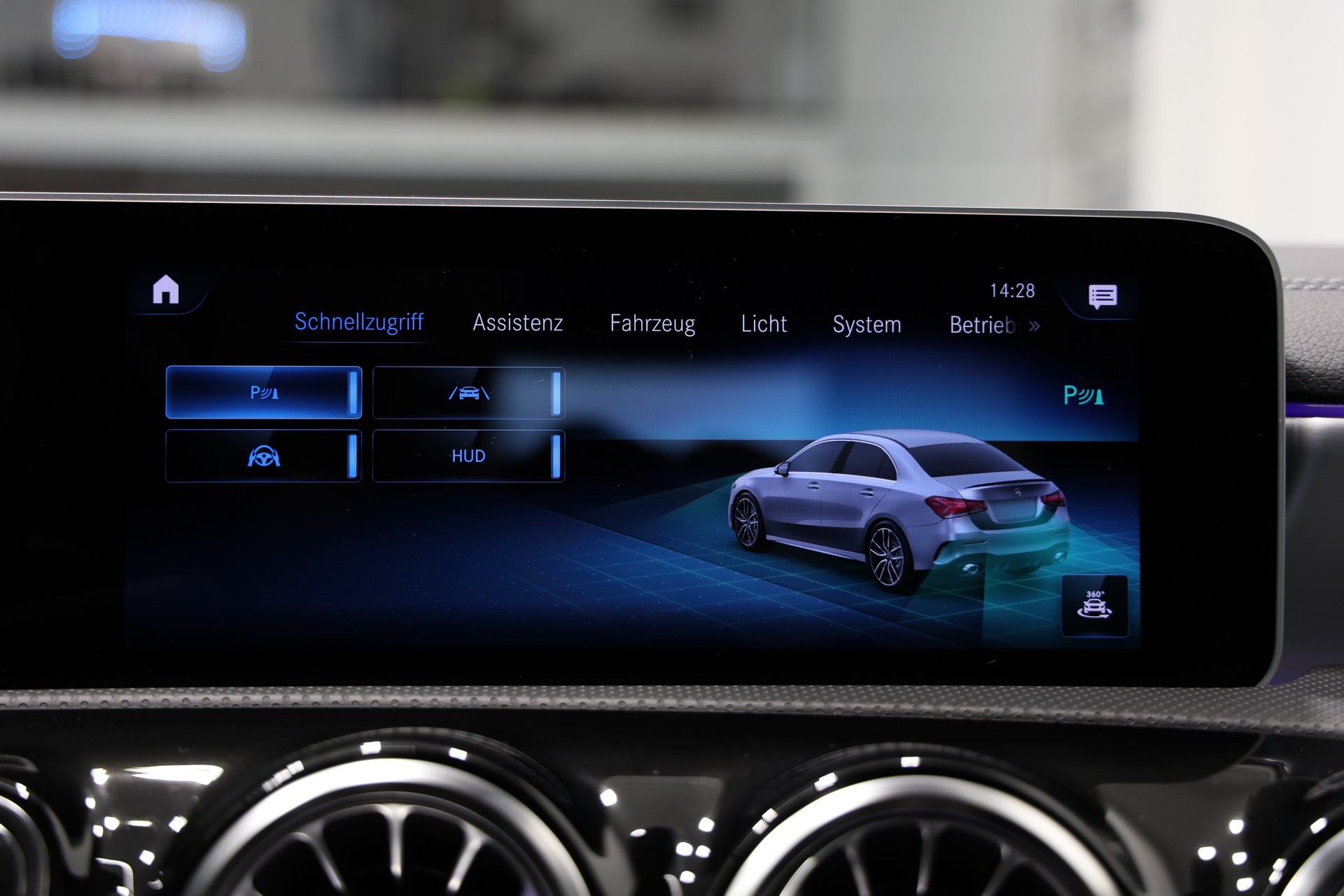 MERCEDES-BENZ A 35 AMG 4Matic Limousine Speedshift *CH-Fahrzeug*Sedan*-image-26