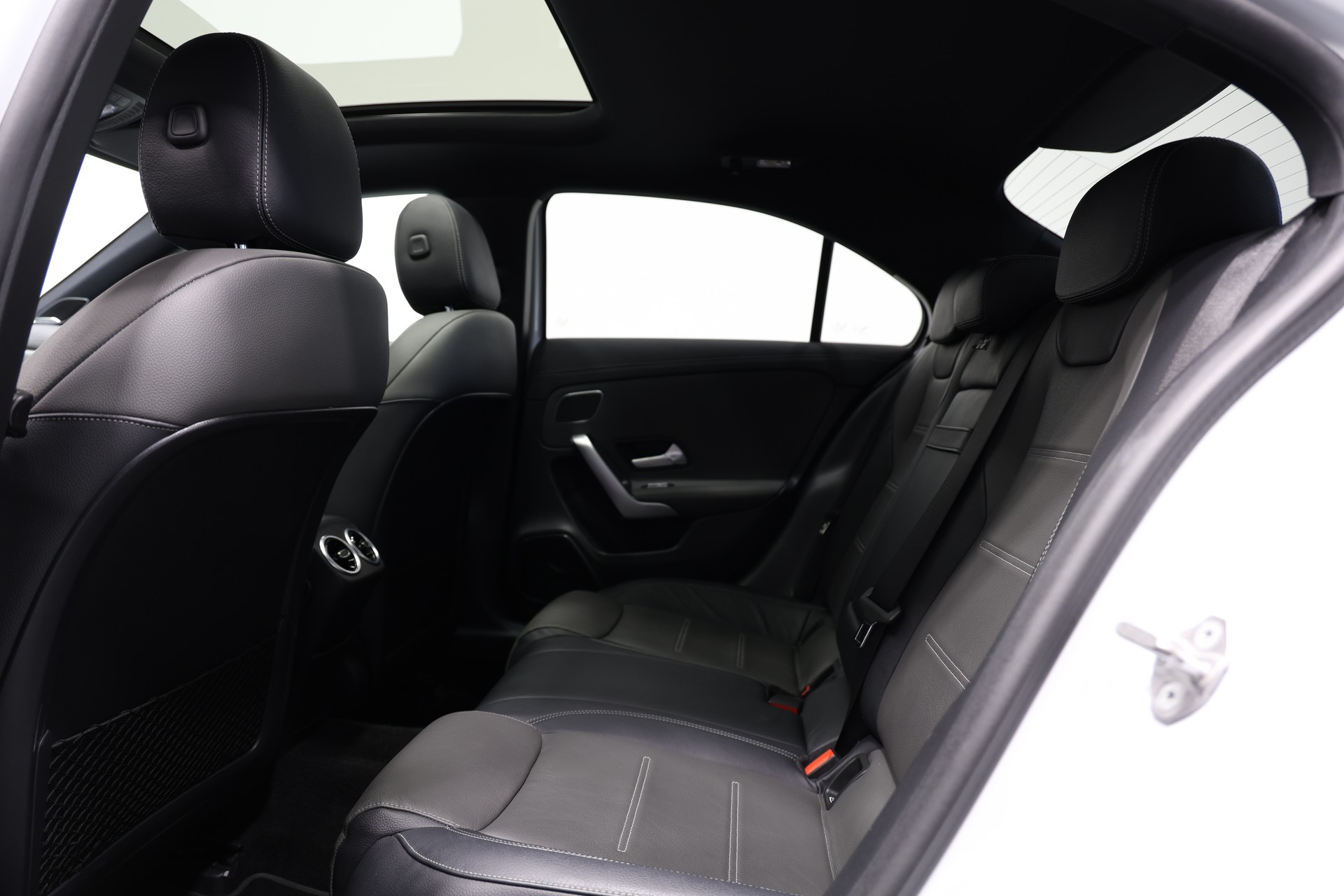 MERCEDES-BENZ A 35 AMG 4Matic Limousine Speedshift *CH-Fahrzeug*Sedan*-image-14