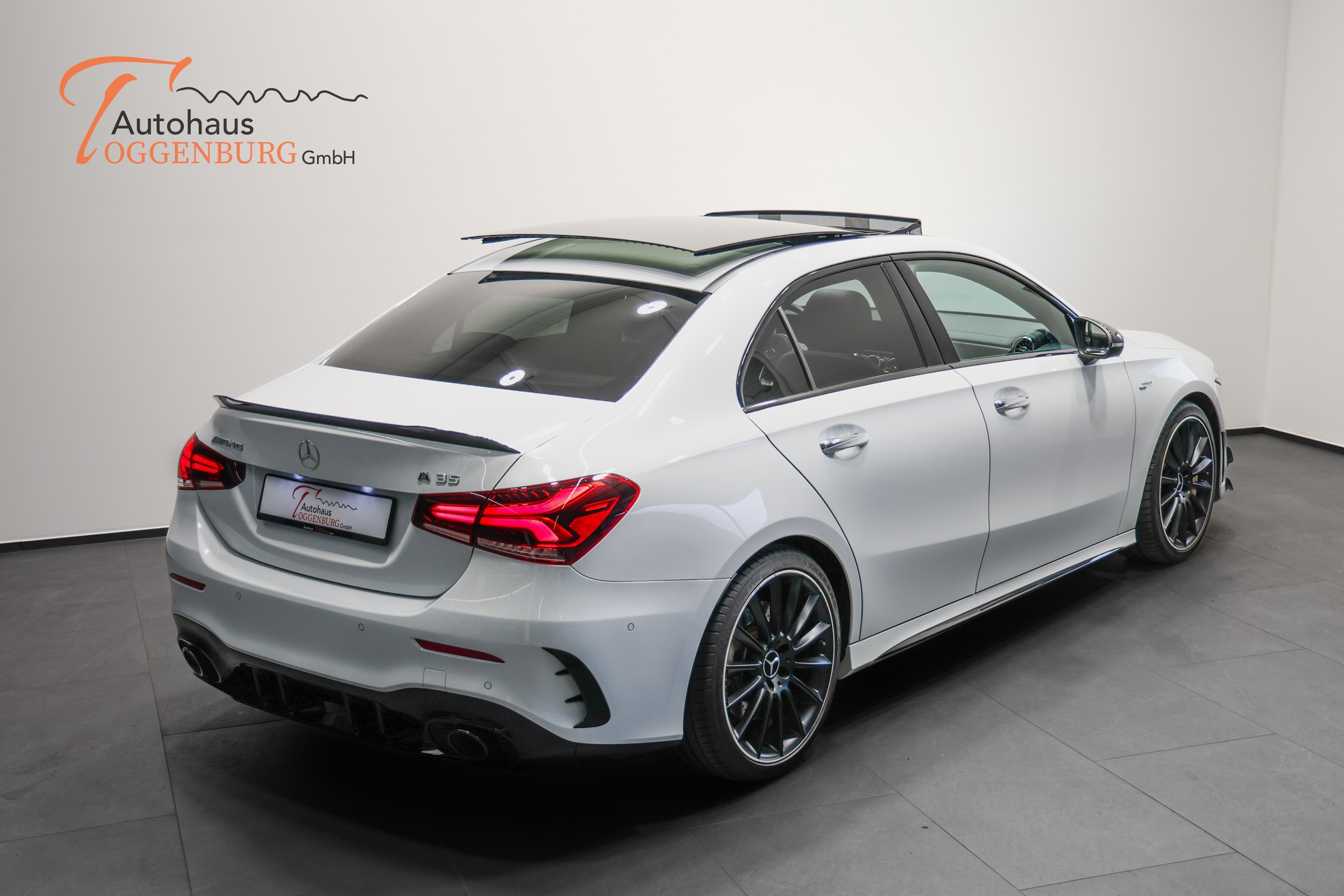 MERCEDES-BENZ A 35 AMG 4Matic Limousine Speedshift *CH-Fahrzeug*Sedan*-image-8