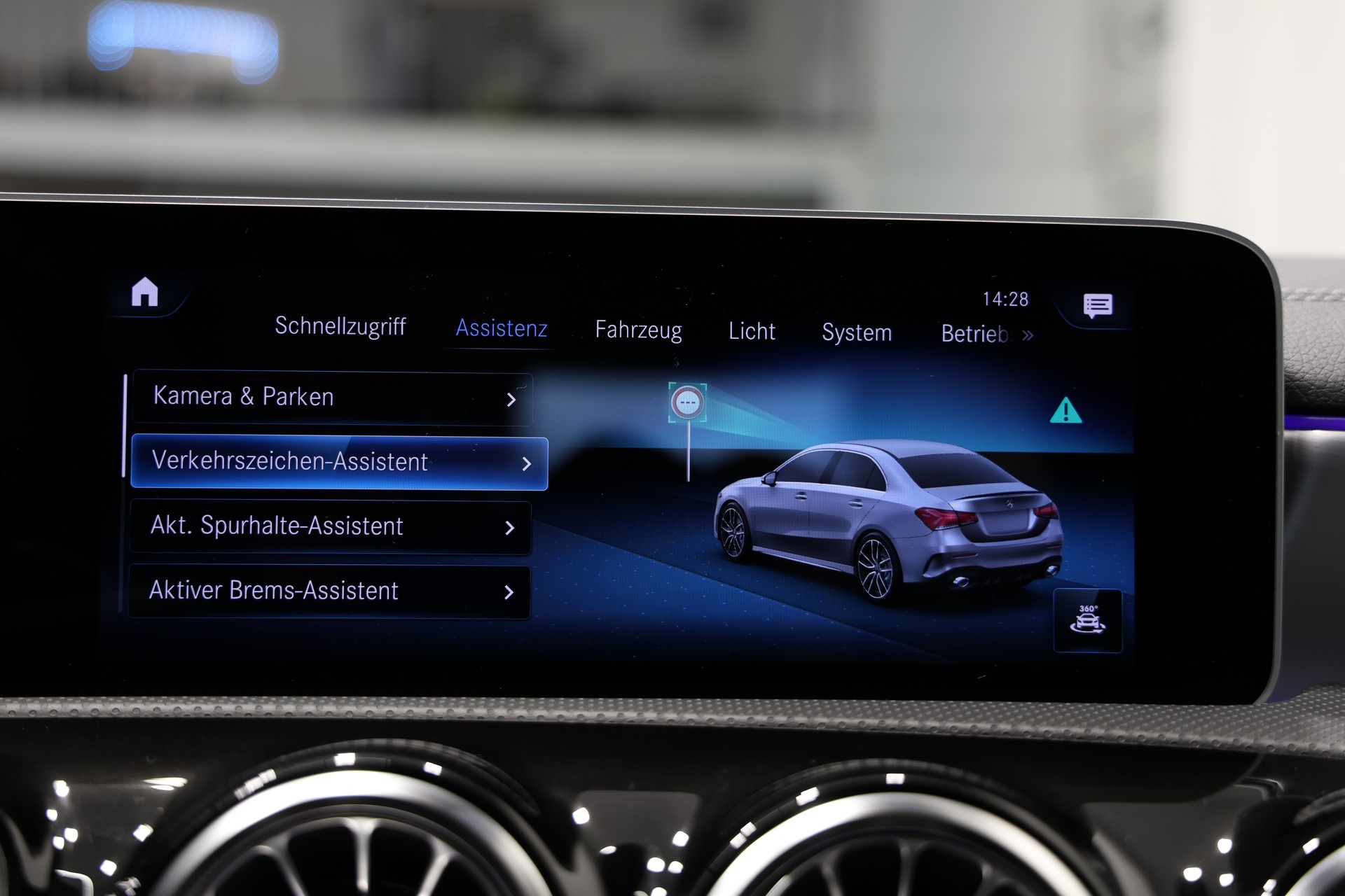 MERCEDES-BENZ A 35 AMG 4Matic Limousine Speedshift *CH-Fahrzeug*Sedan*-image-27
