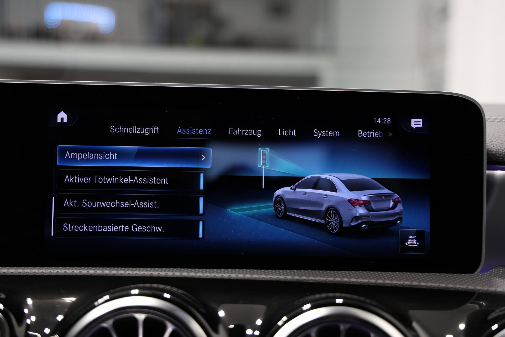MERCEDES-BENZ A 35 AMG 4Matic Limousine Speedshift *CH-Fahrzeug*Sedan*-image-28