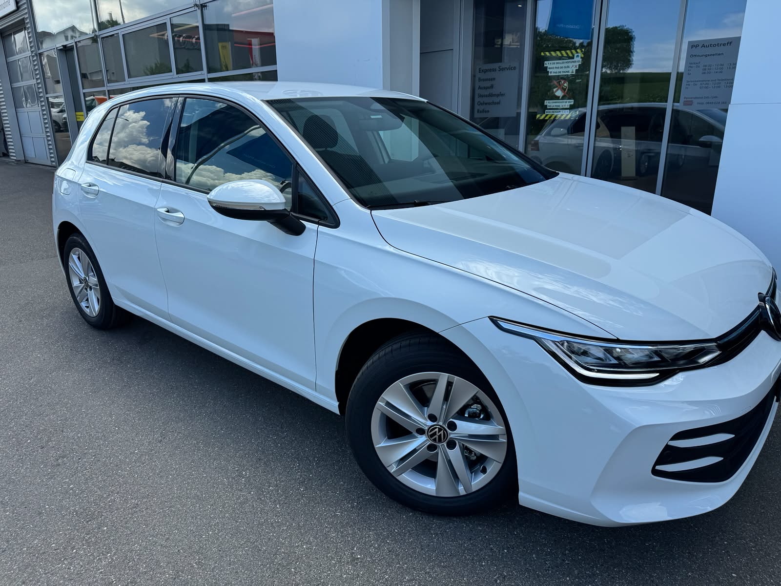 VW Golf 1.5 TSI Basis-image-1