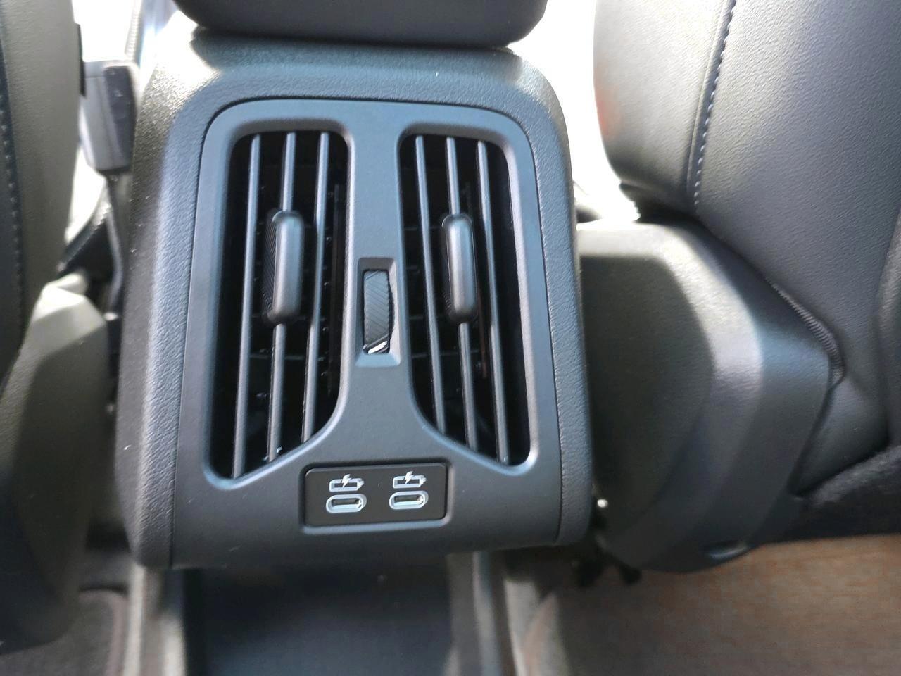 BMW iX1 30 xDrive-image-18
