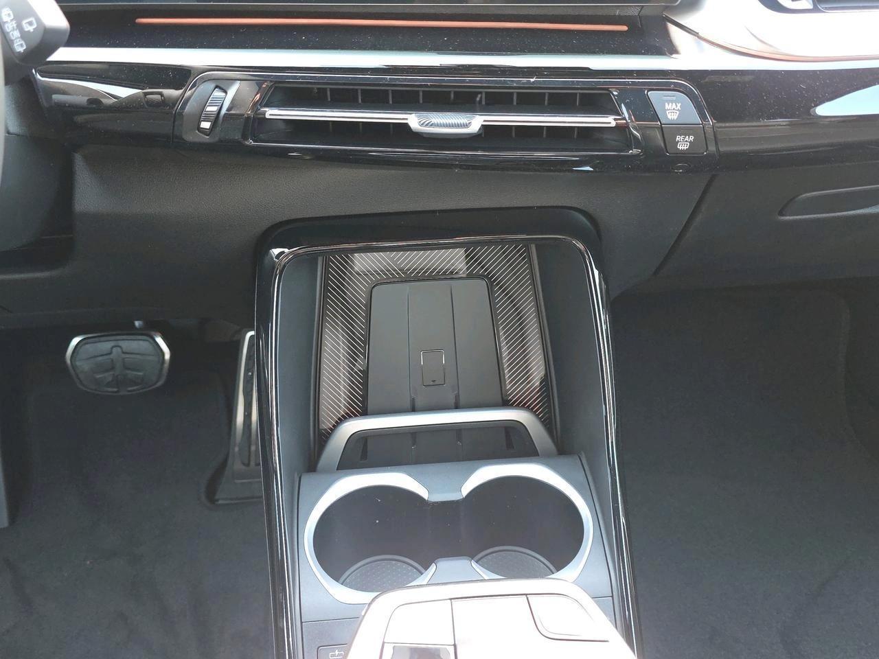 BMW iX1 30 xDrive-image-10