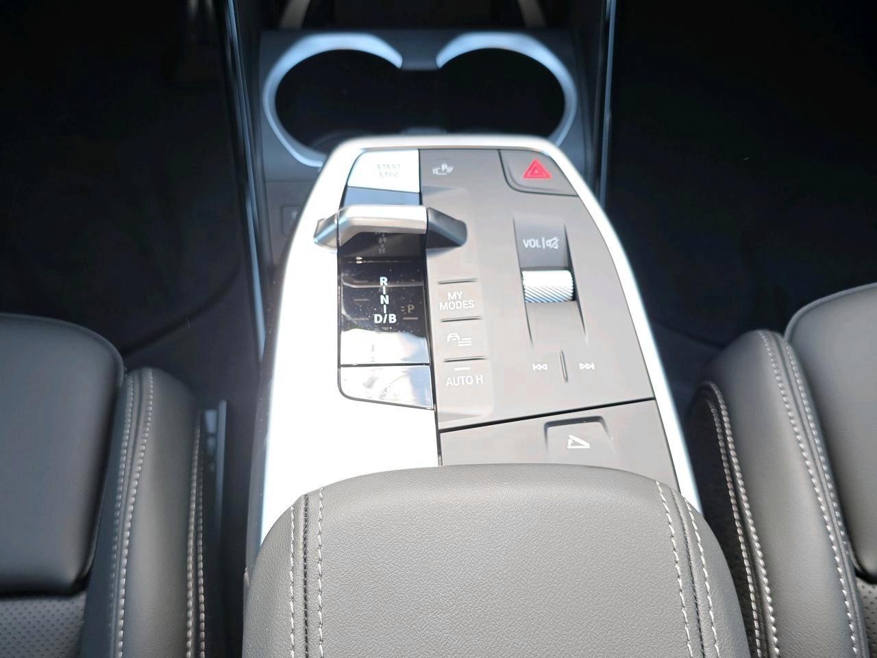 BMW iX1 30 xDrive-image-9