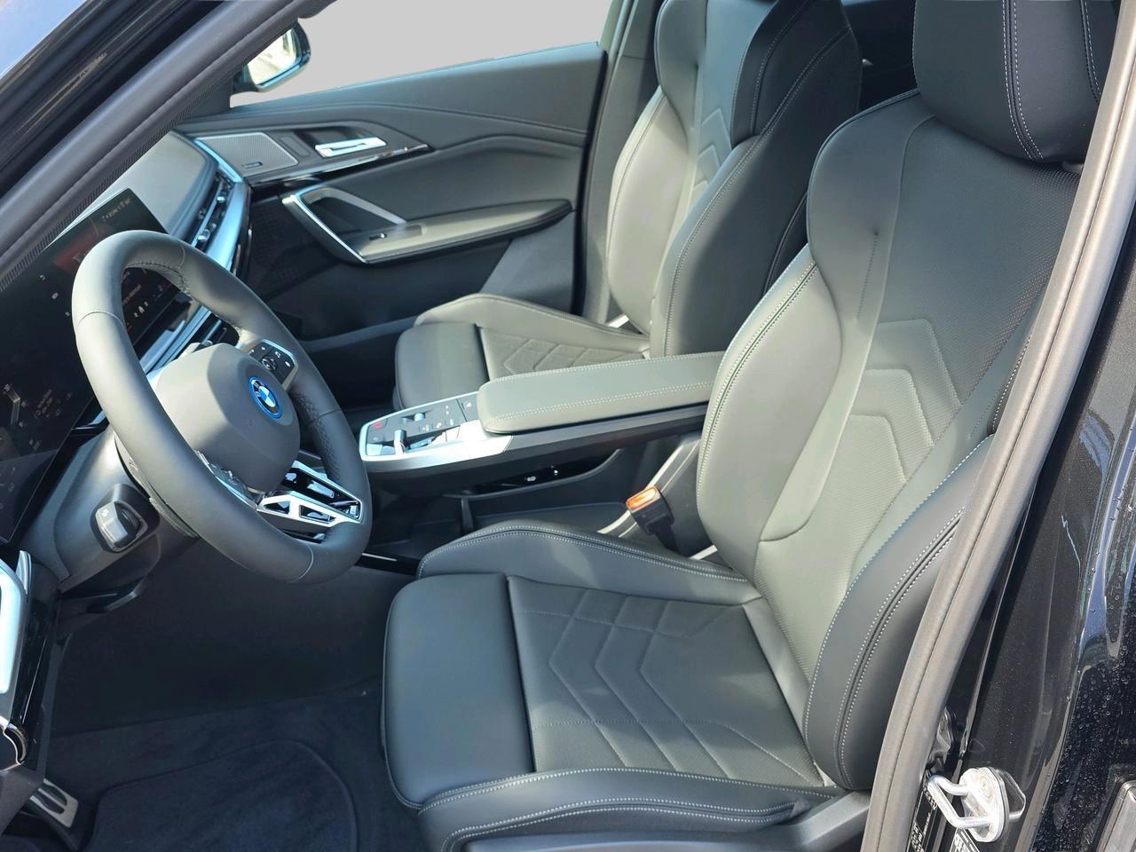 BMW iX1 30 xDrive-image-6