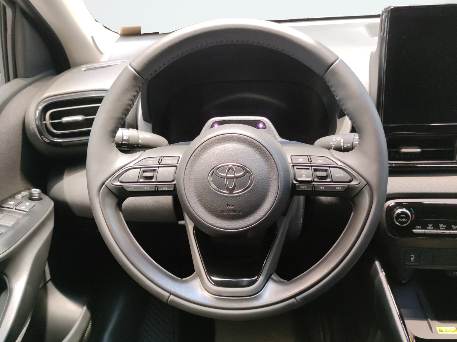 TOYOTA Yaris 1.5 VVT-i HSD Trend-image-12