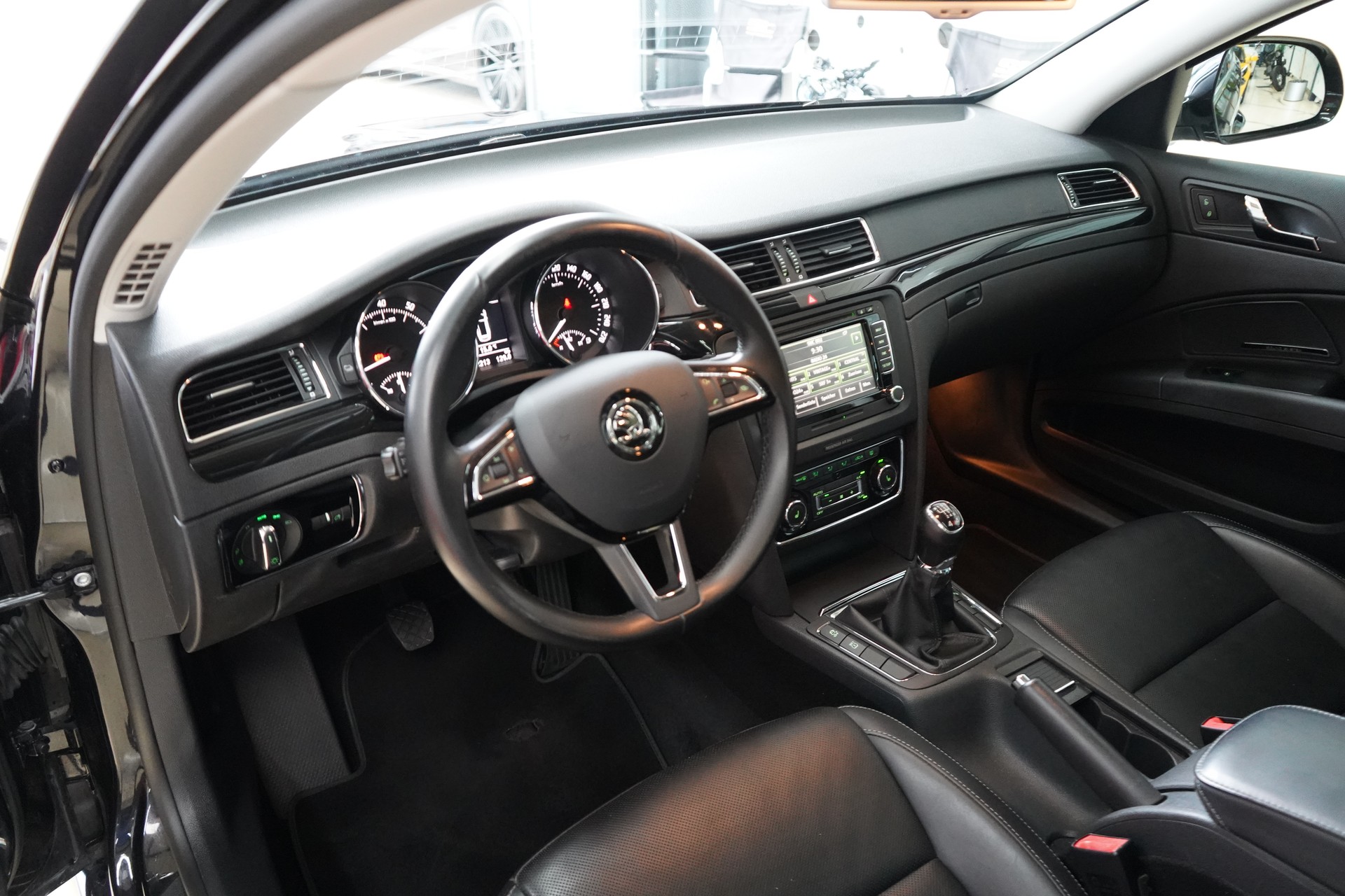 SKODA Superb Combi 1.8 TSI Business 4x4-image-15