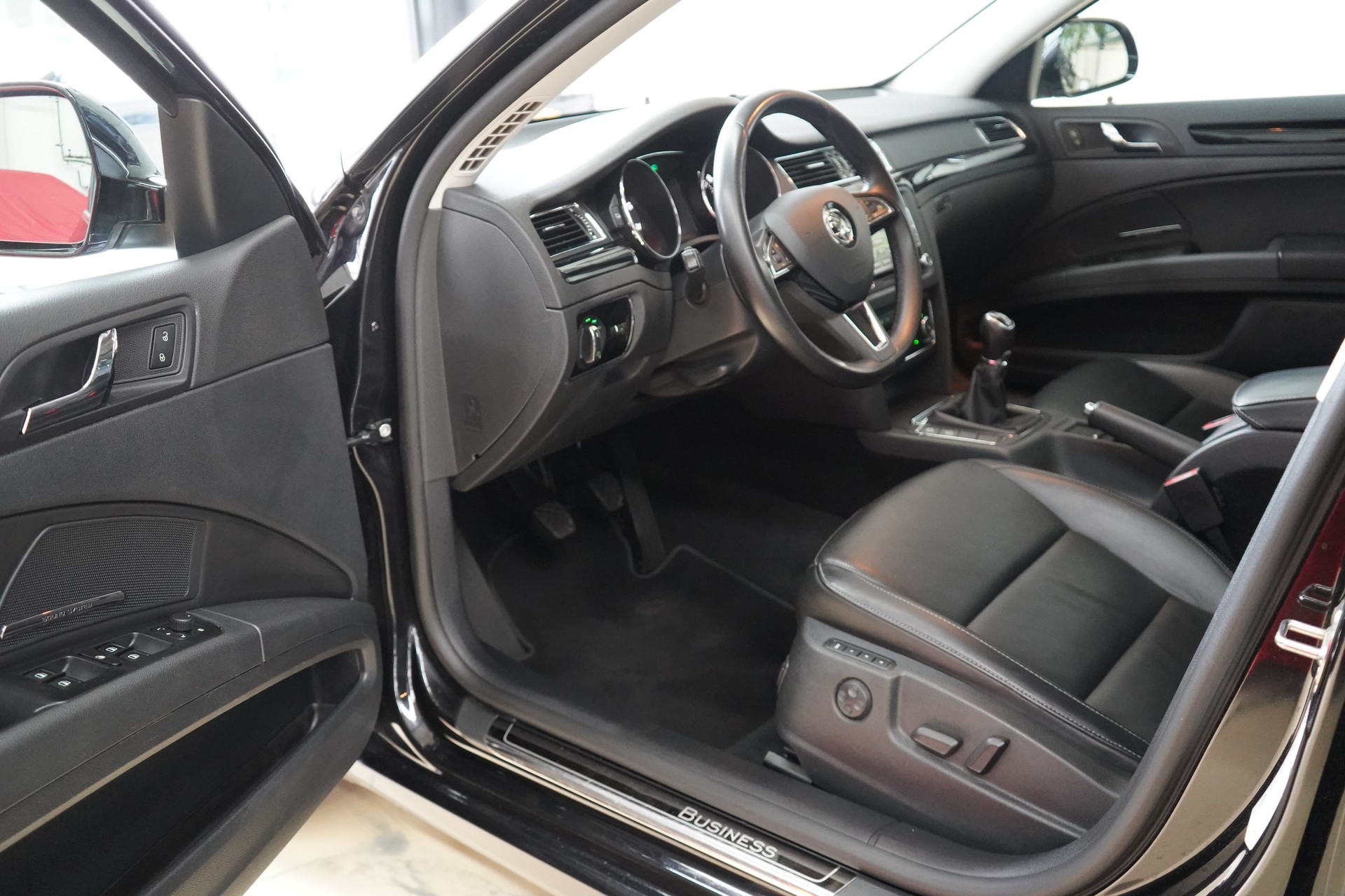 SKODA Superb Combi 1.8 TSI Business 4x4-image-14