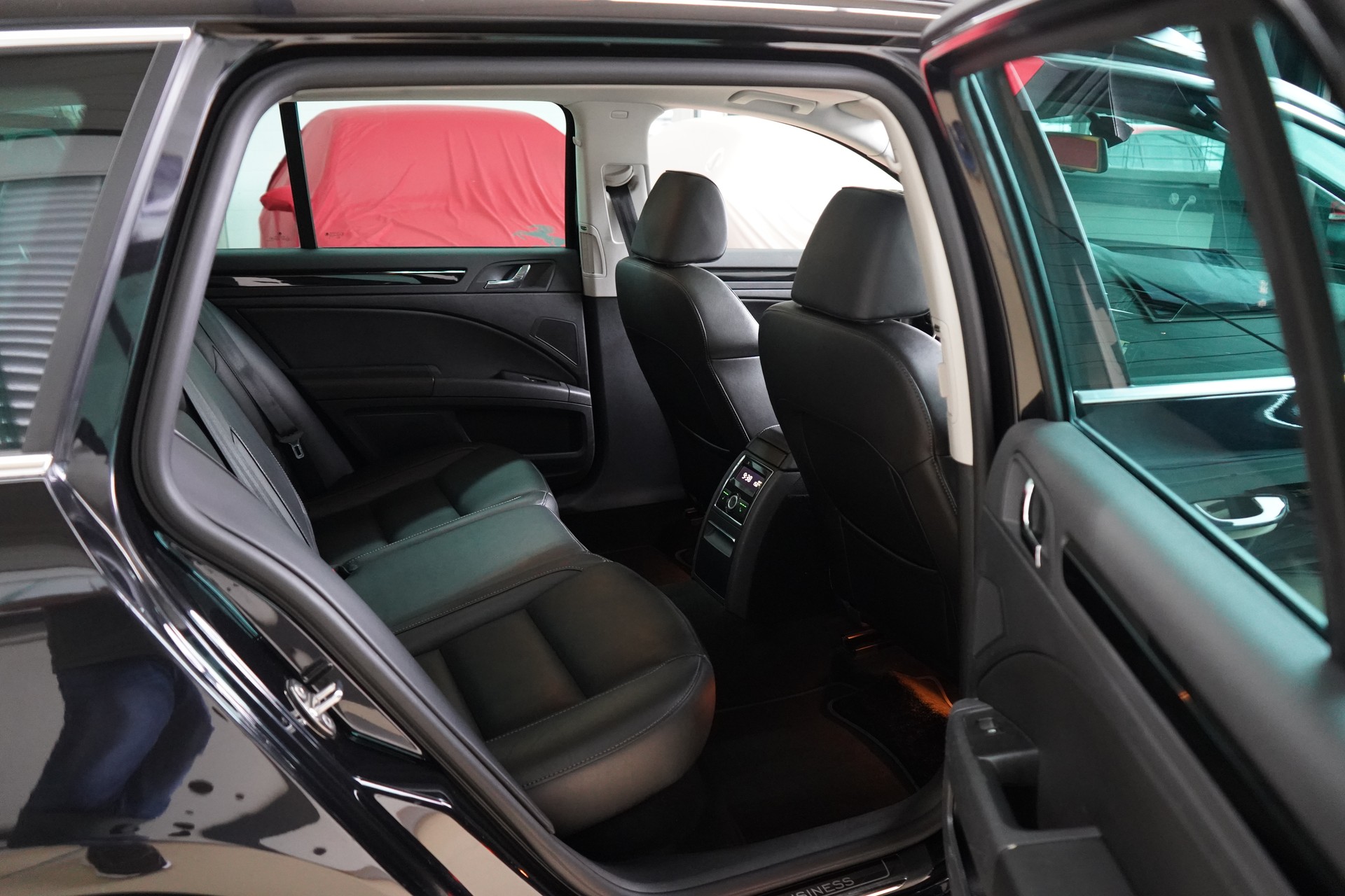 SKODA Superb Combi 1.8 TSI Business 4x4-image-25