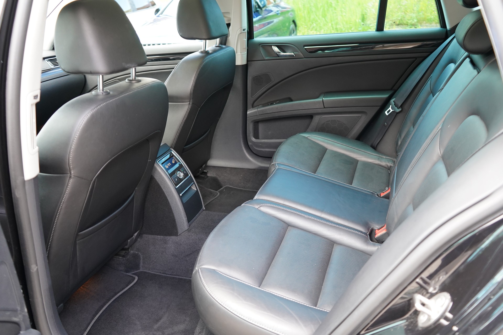 SKODA Superb Combi 1.8 TSI Business 4x4-image-13