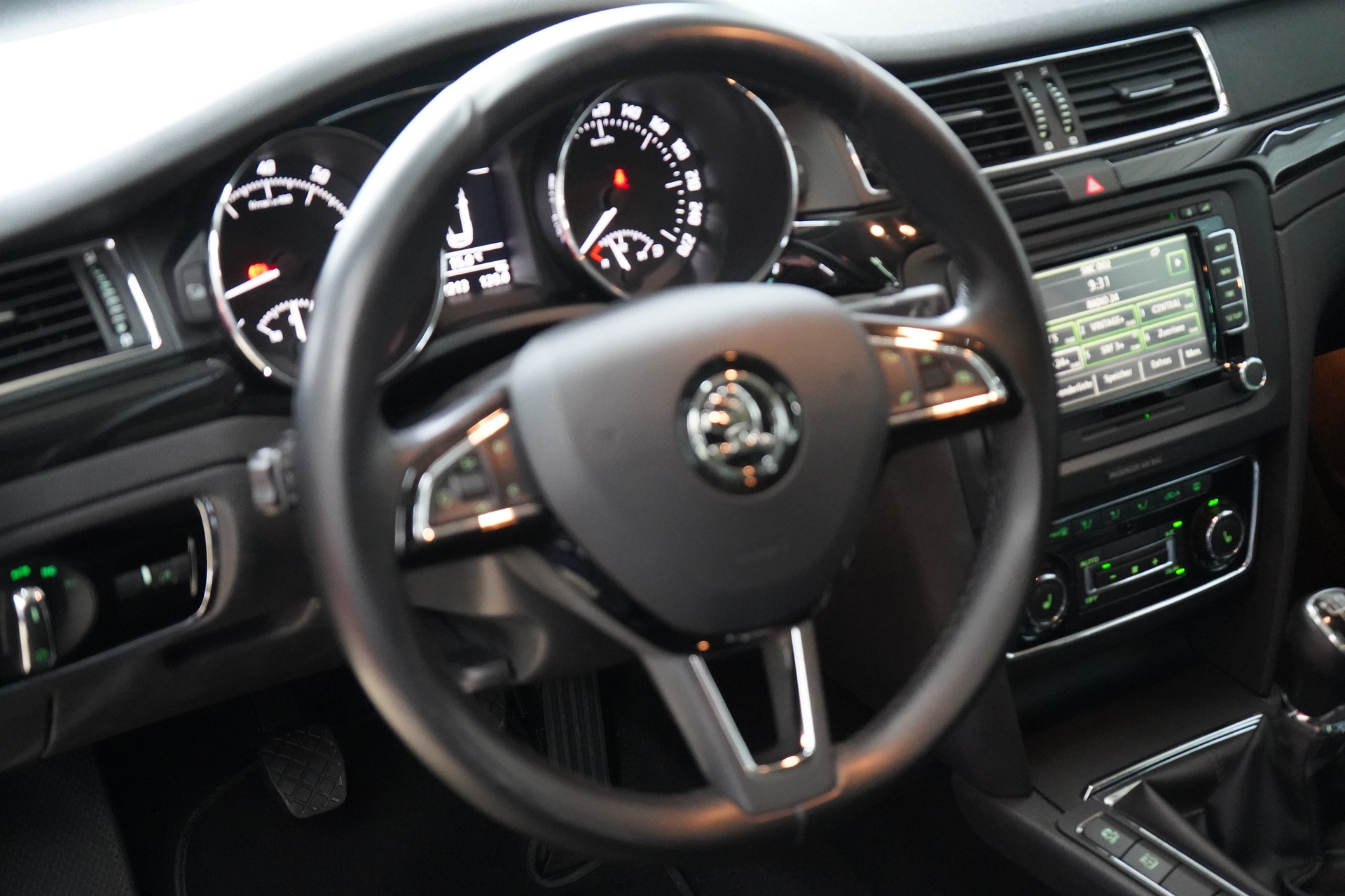 SKODA Superb Combi 1.8 TSI Business 4x4-image-16