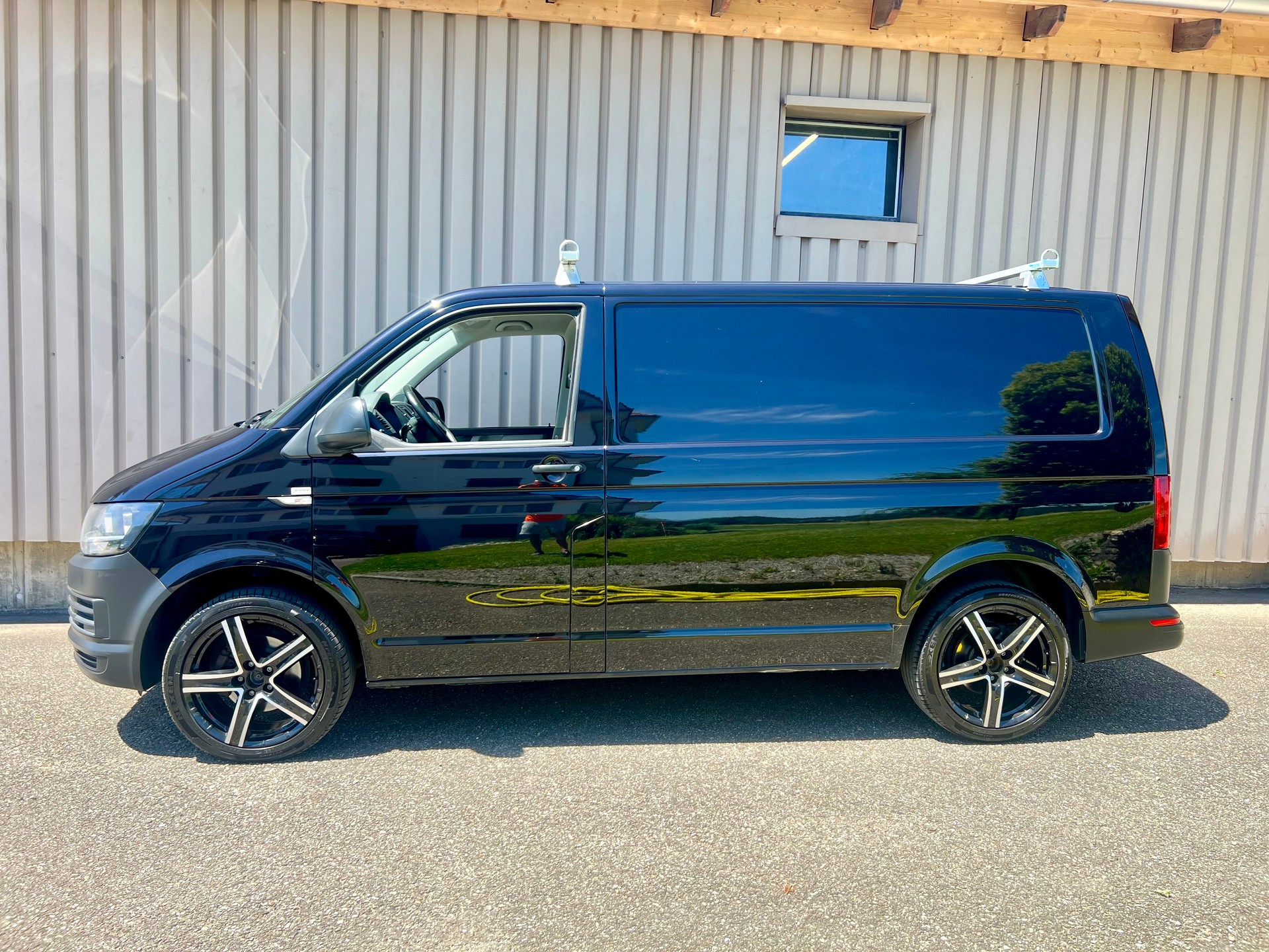 VW T6 2.0 TDI 4Motion black Edition by Nutzfahrzewugcenter Seetal-image-4