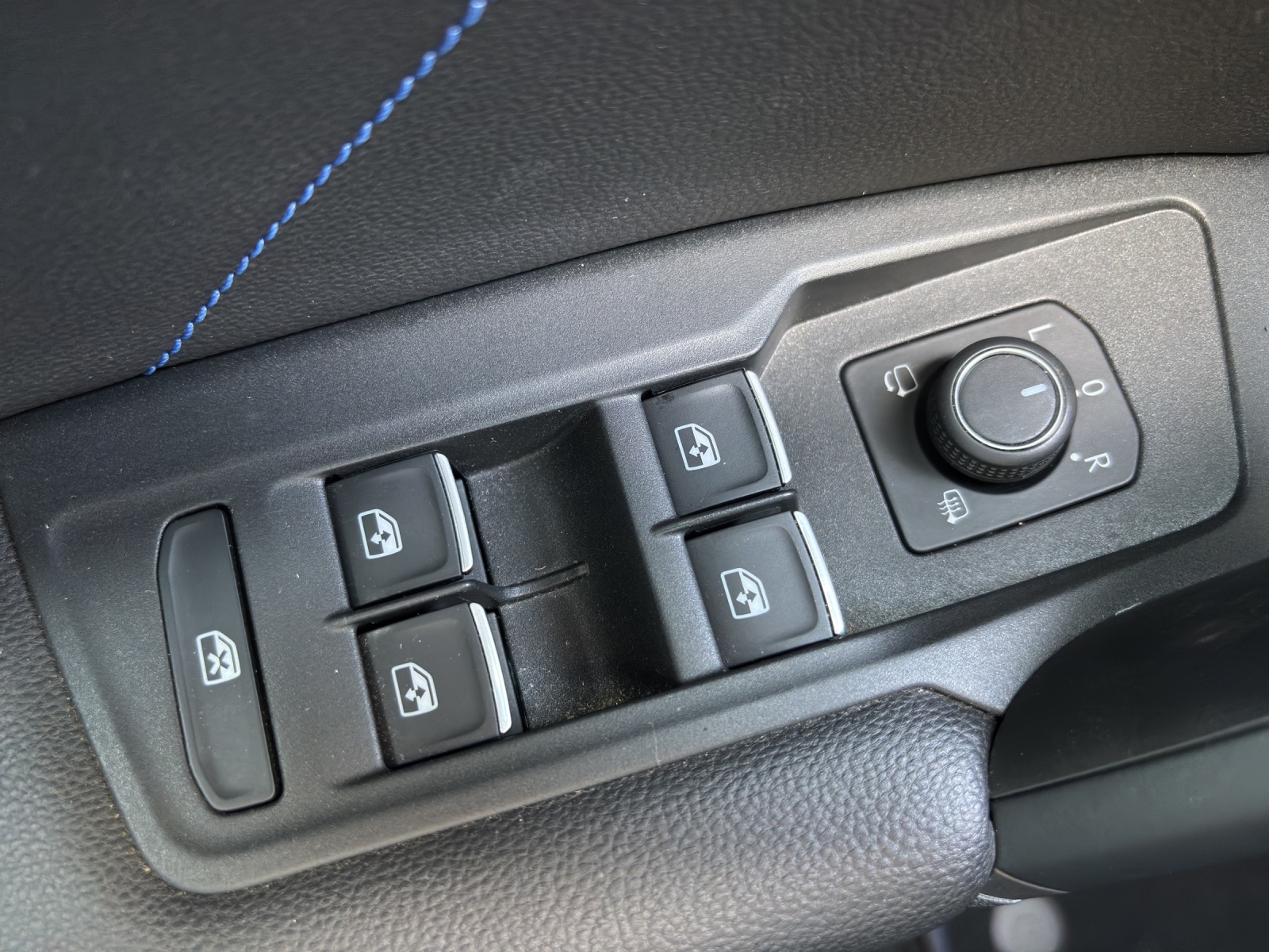 VW Tiguan 2.0TSI R 4Motion DSG mit AHK, Panorama-Ausstell-/Schiebedach & Akrapovic Auspuffanlage-image-31