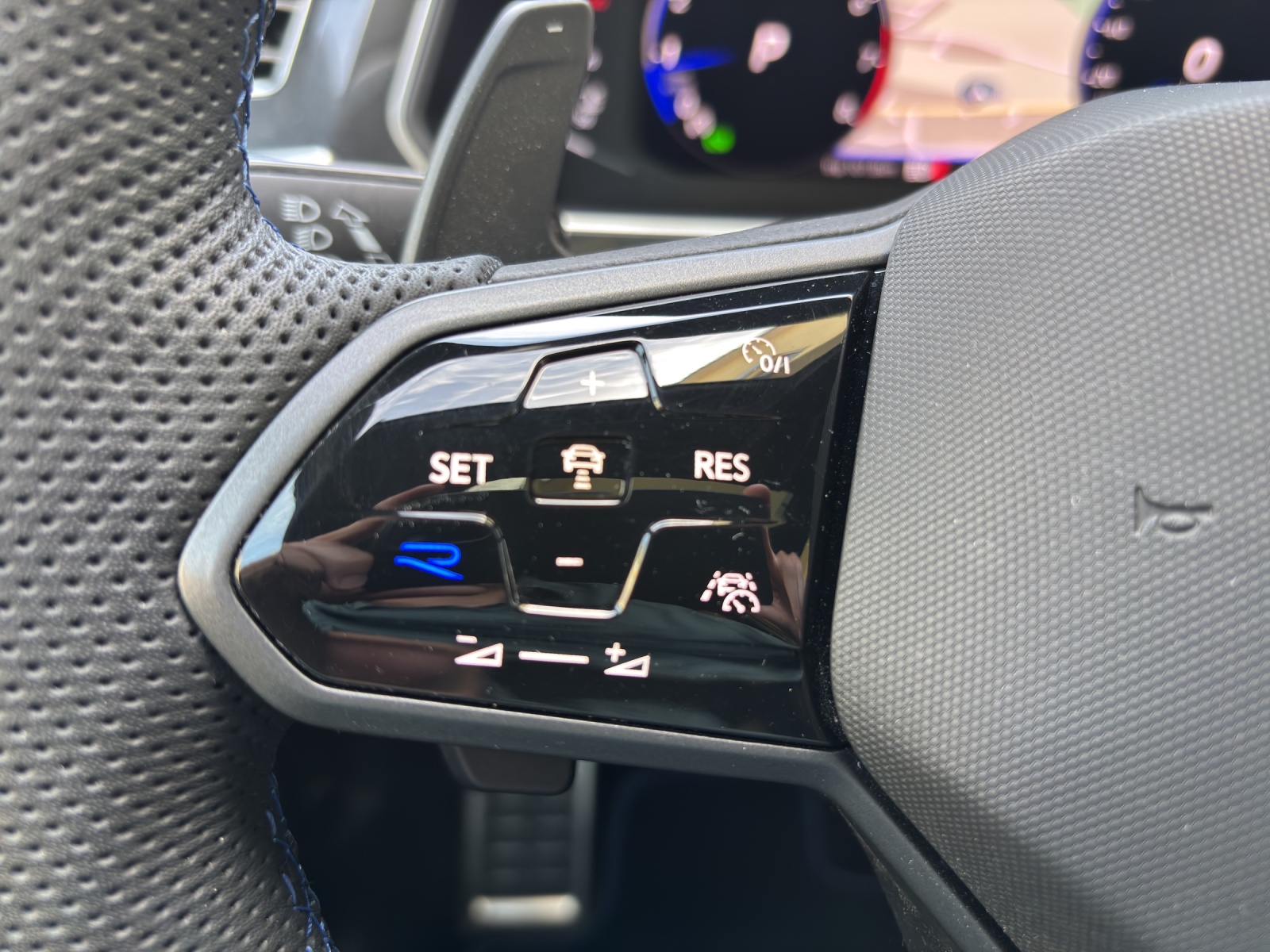 VW Tiguan 2.0TSI R 4Motion DSG mit AHK, Panorama-Ausstell-/Schiebedach & Akrapovic Auspuffanlage-image-14
