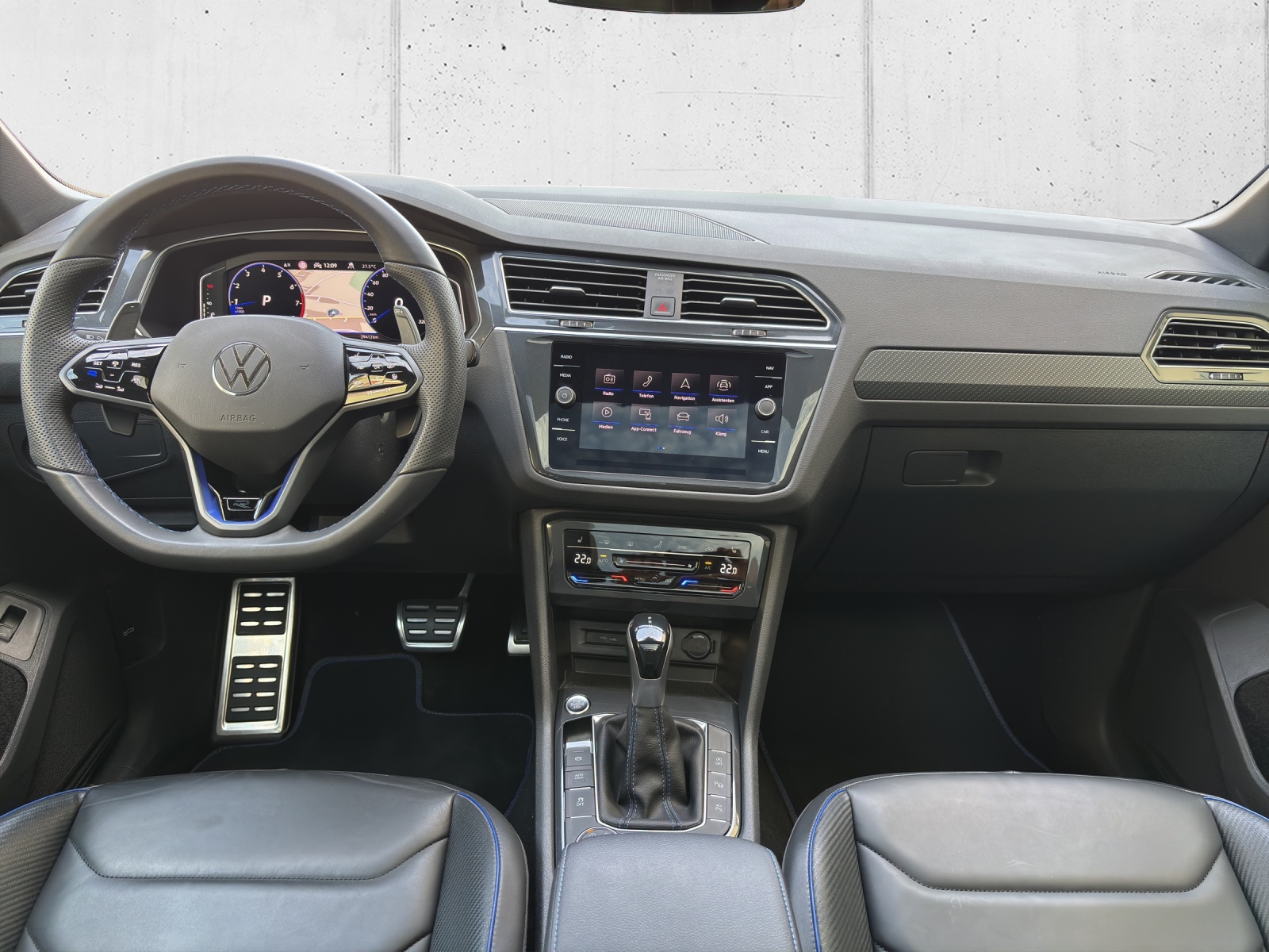 VW Tiguan 2.0TSI R 4Motion DSG mit AHK, Panorama-Ausstell-/Schiebedach & Akrapovic Auspuffanlage-image-12