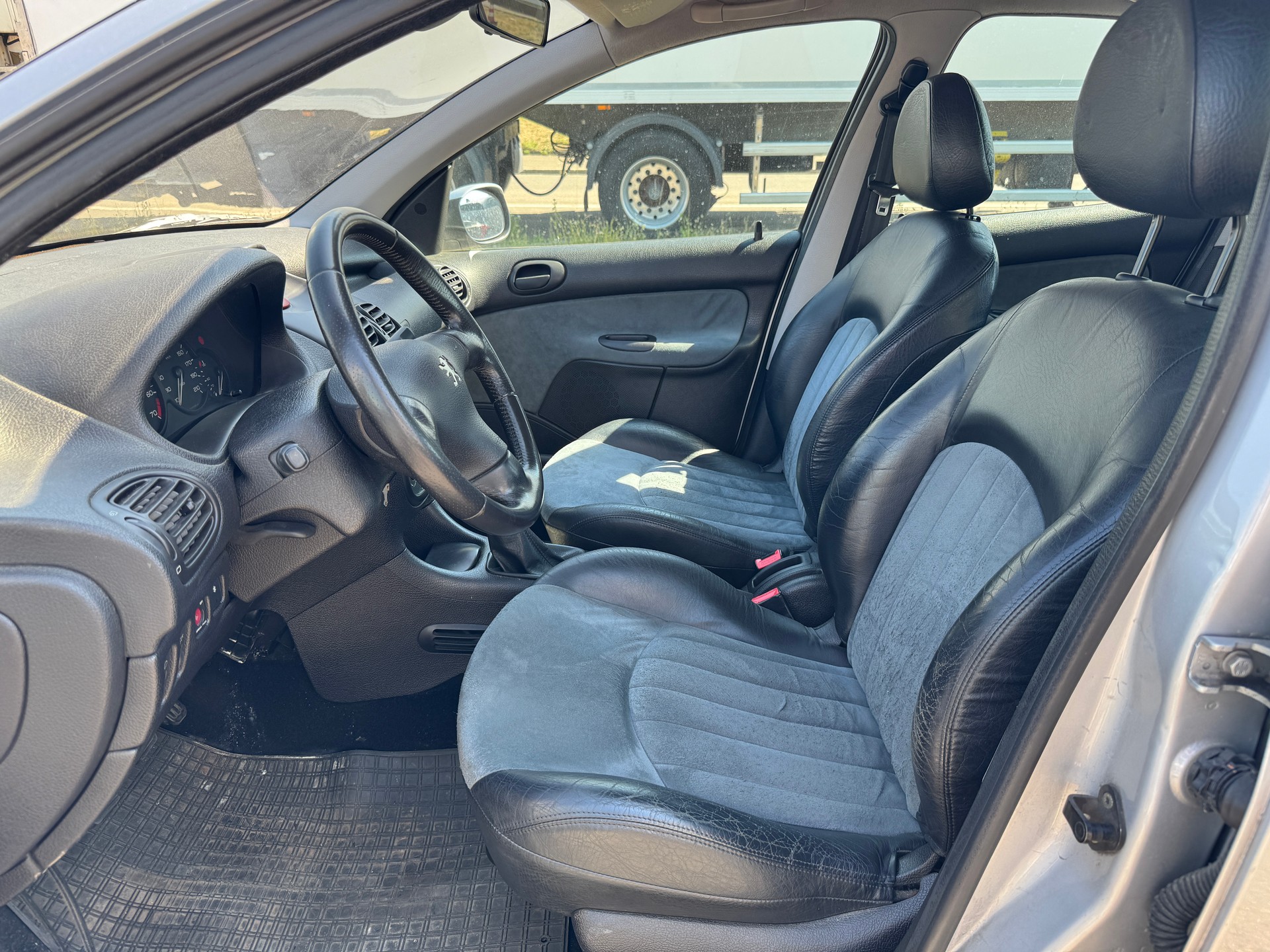 PEUGEOT 206 1.6 XT Premium-image-8